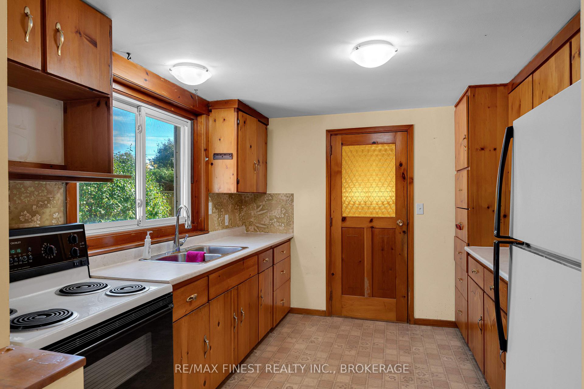 Photo 9 of 85 Holland Crescent, Kingston, Central City West — HOMEH