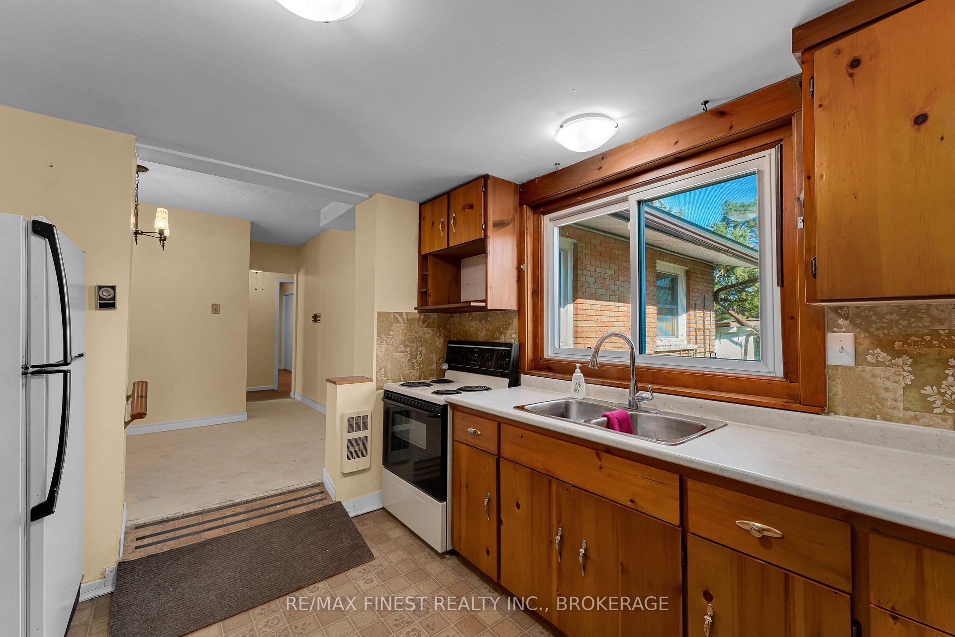Photo 10 of 85 Holland Crescent, Kingston, Central City West — HOMEH