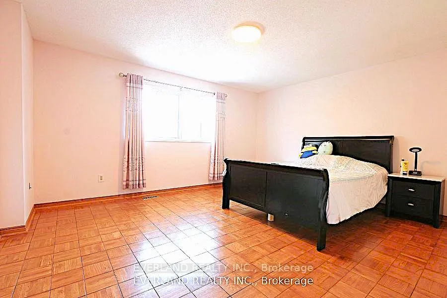 Photo 5 of 87 Kyla Crescent, Markham, Milliken Mills East — HOMEH