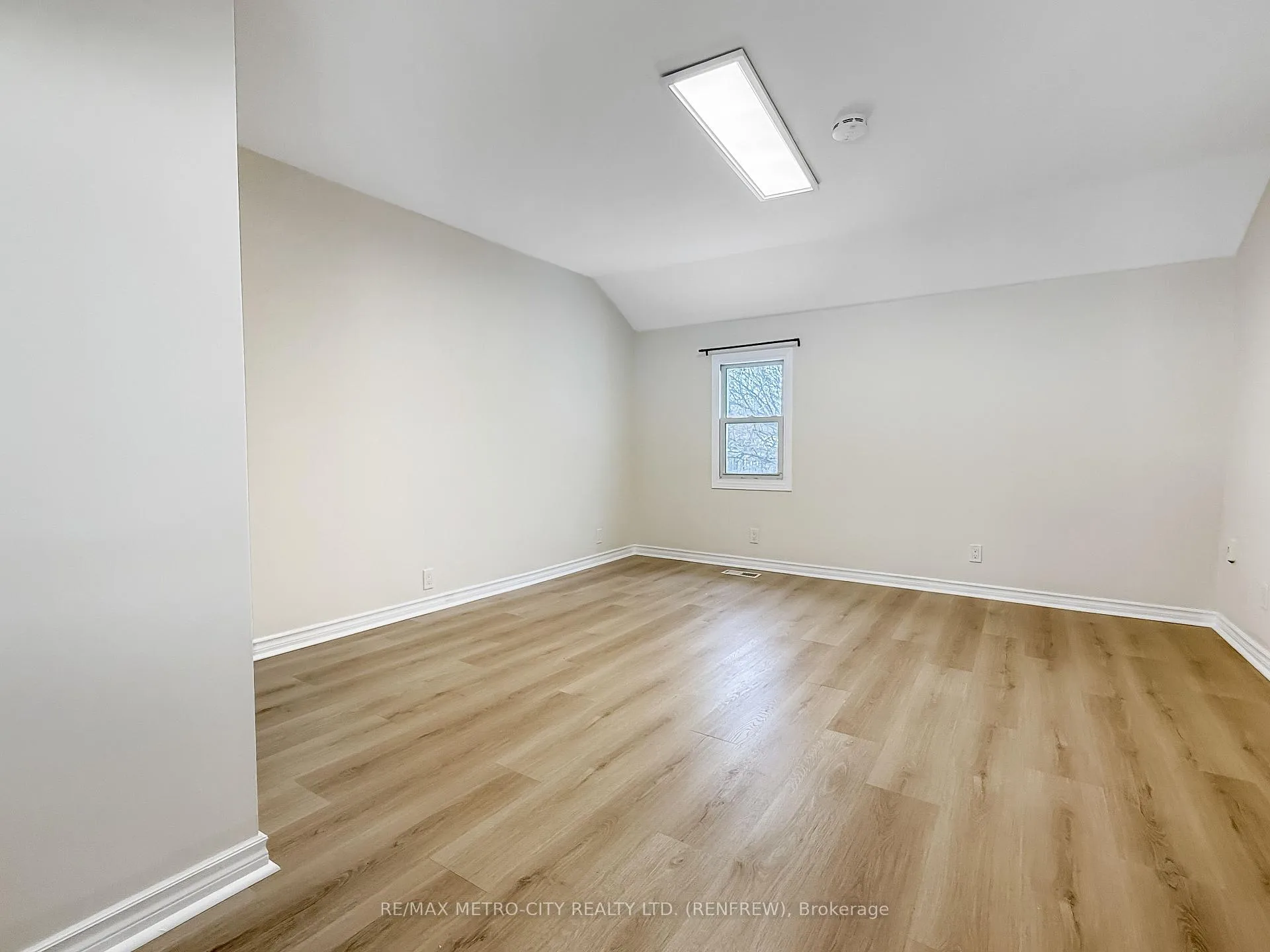 Photo 11 of 148 Farewell Street, Renfrew — HOMEH