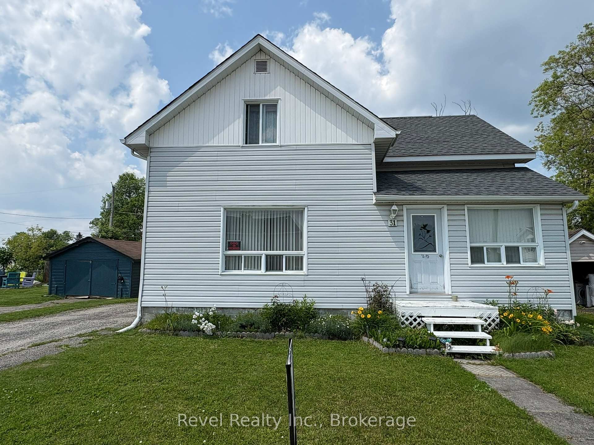 Photo 2 of 31 Cain Avenue, Kapuskasing — HOMEH