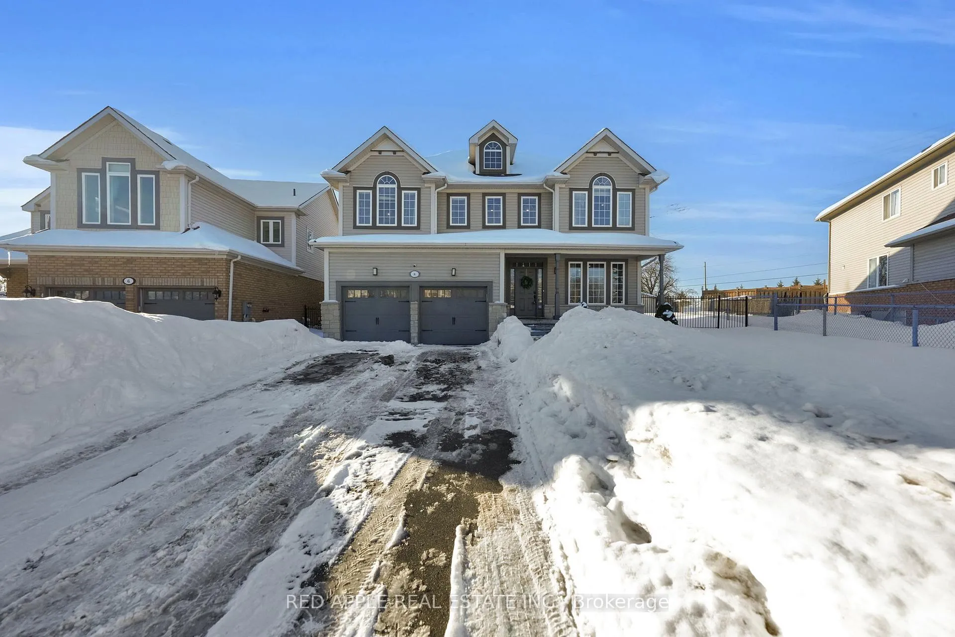 Photo 2 of 8 Strathmore Place, Barrie, Innis-Shore — HOMEH