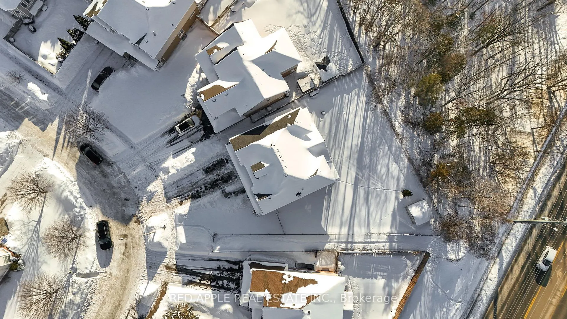 Photo 3 of 8 Strathmore Place, Barrie, Innis-Shore — HOMEH