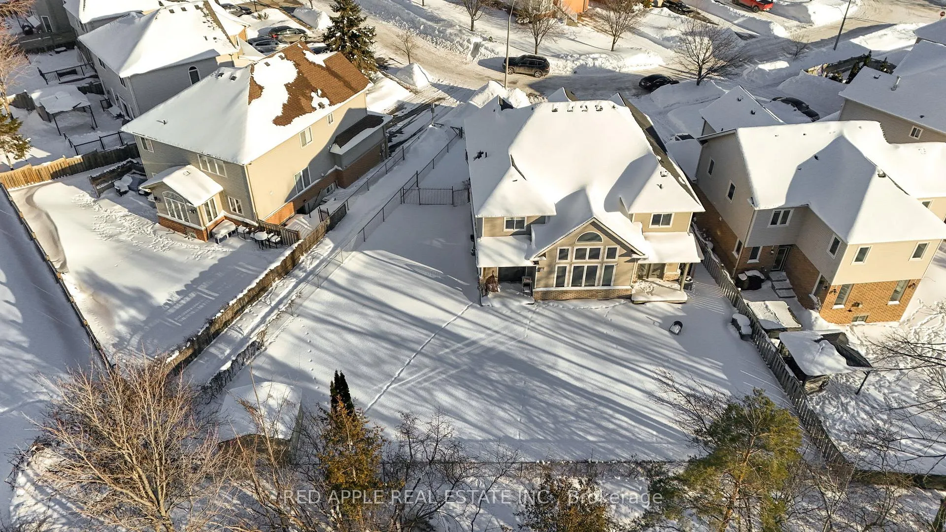 Photo 4 of 8 Strathmore Place, Barrie, Innis-Shore — HOMEH