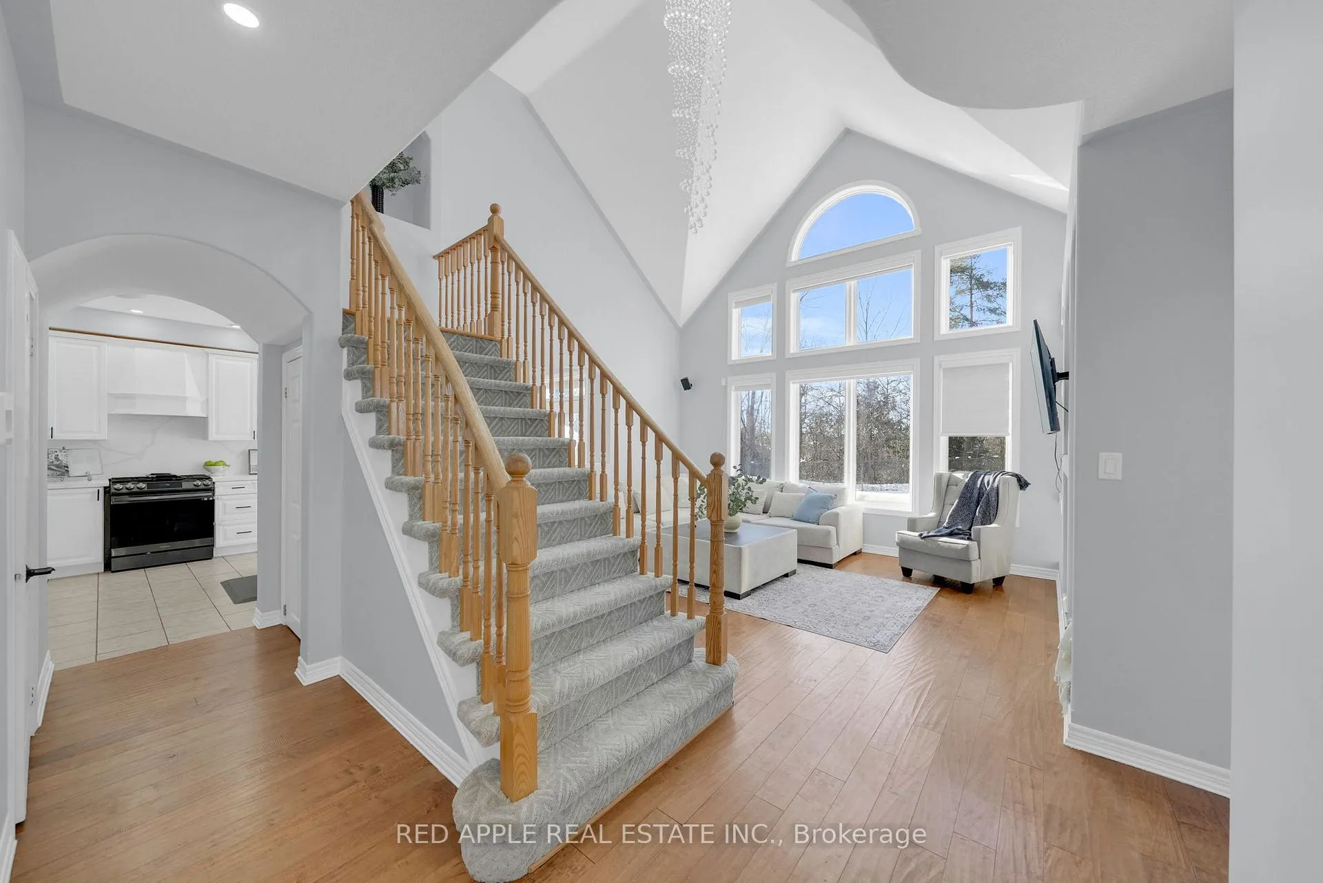 Photo 5 of 8 Strathmore Place, Barrie, Innis-Shore — HOMEH