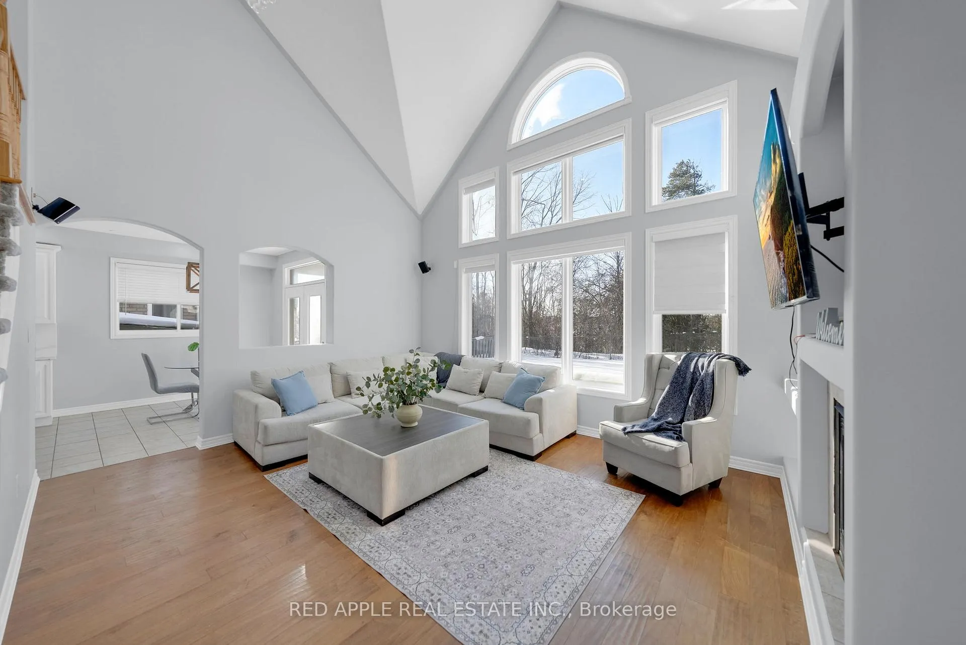 Photo 7 of 8 Strathmore Place, Barrie, Innis-Shore — HOMEH