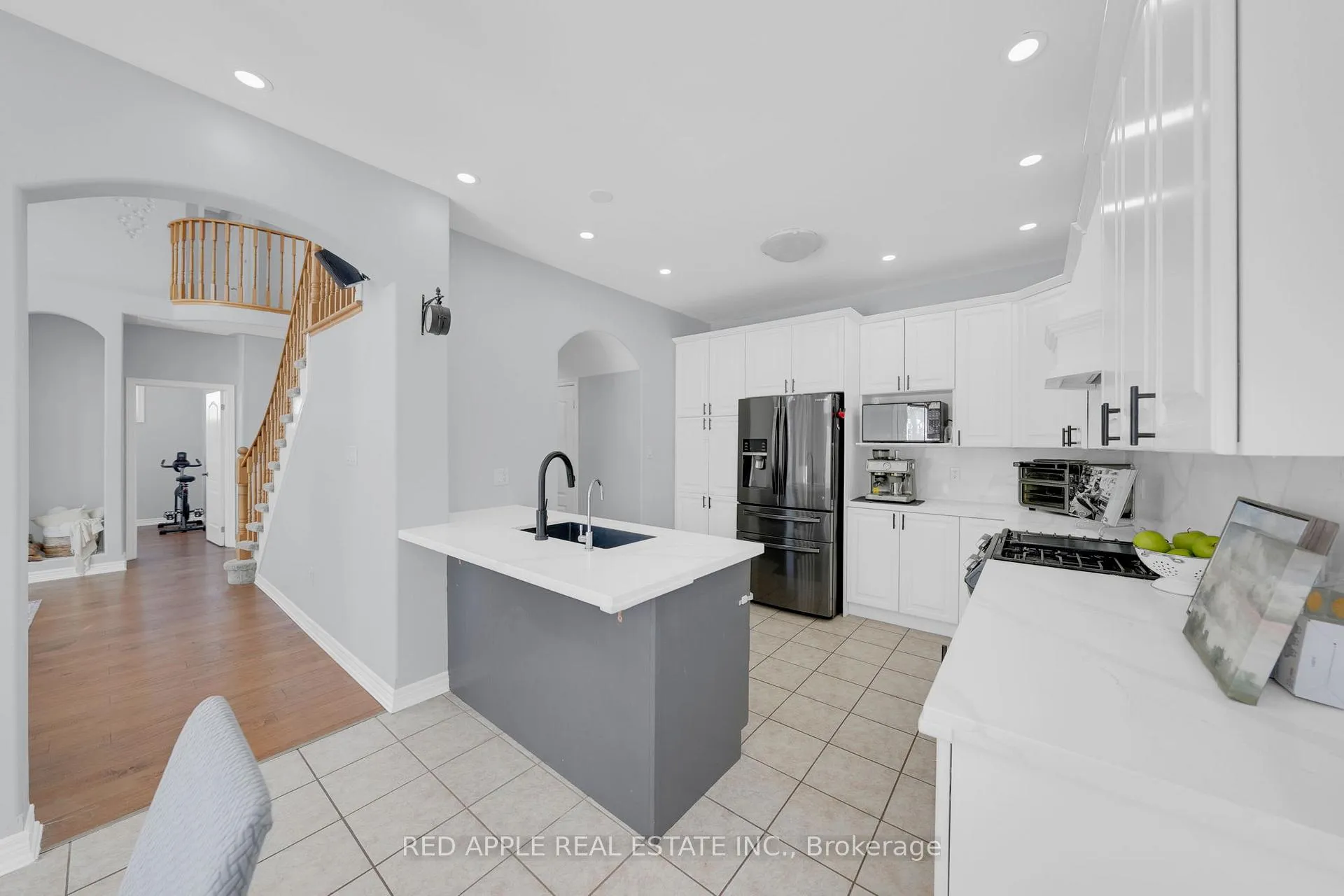 Photo 9 of 8 Strathmore Place, Barrie, Innis-Shore — HOMEH