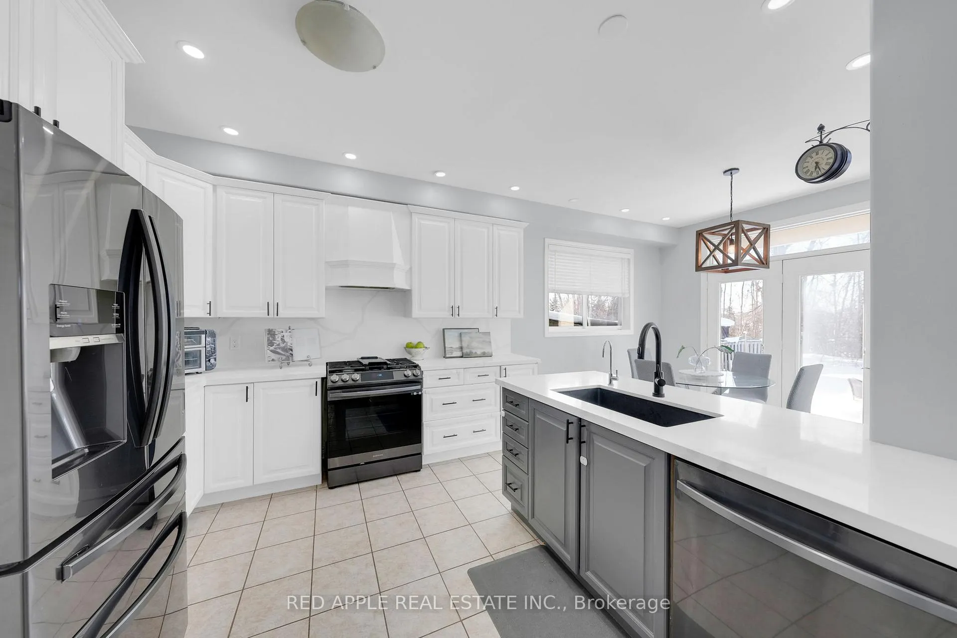 Photo 10 of 8 Strathmore Place, Barrie, Innis-Shore — HOMEH