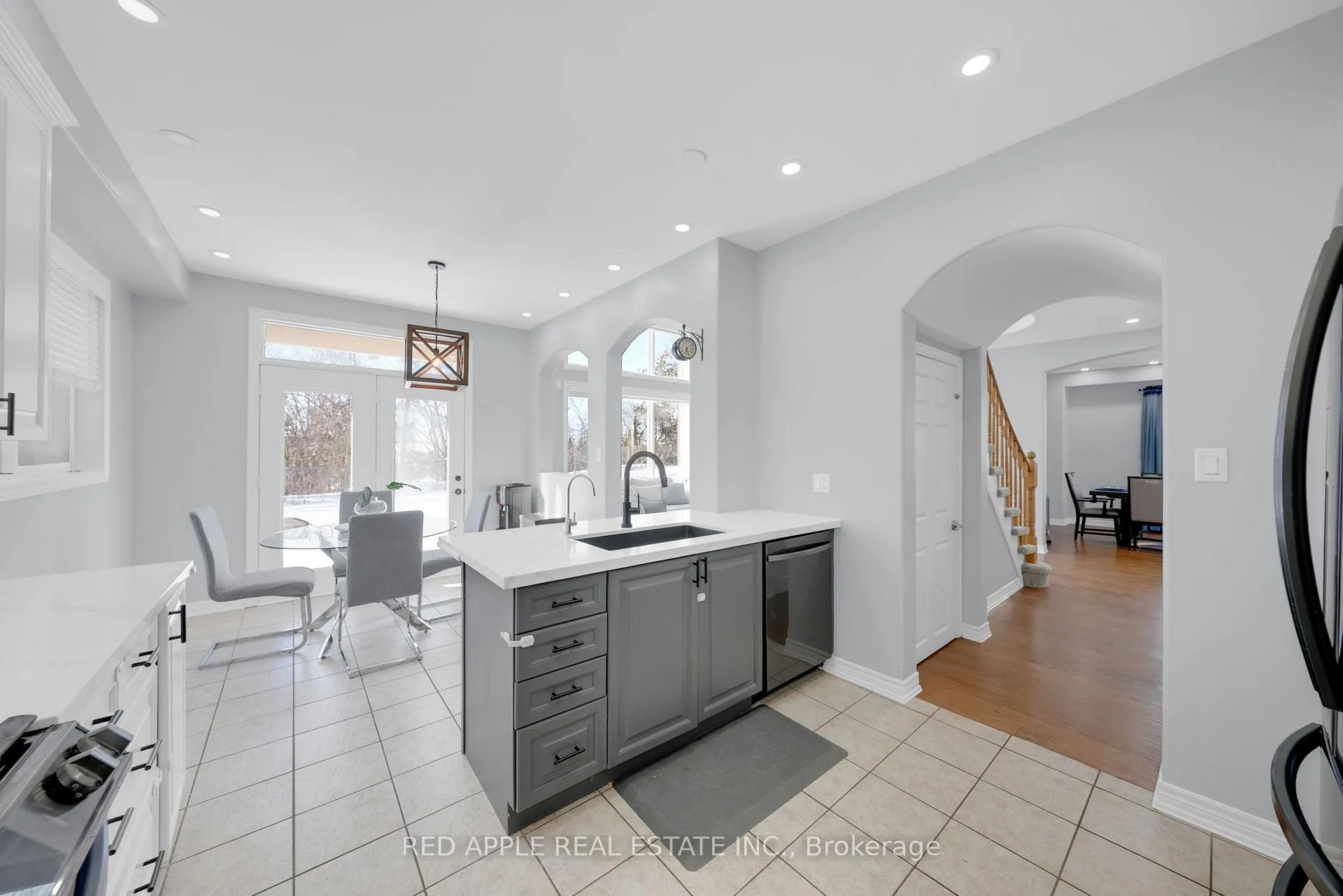 Photo 11 of 8 Strathmore Place, Barrie, Innis-Shore — HOMEH