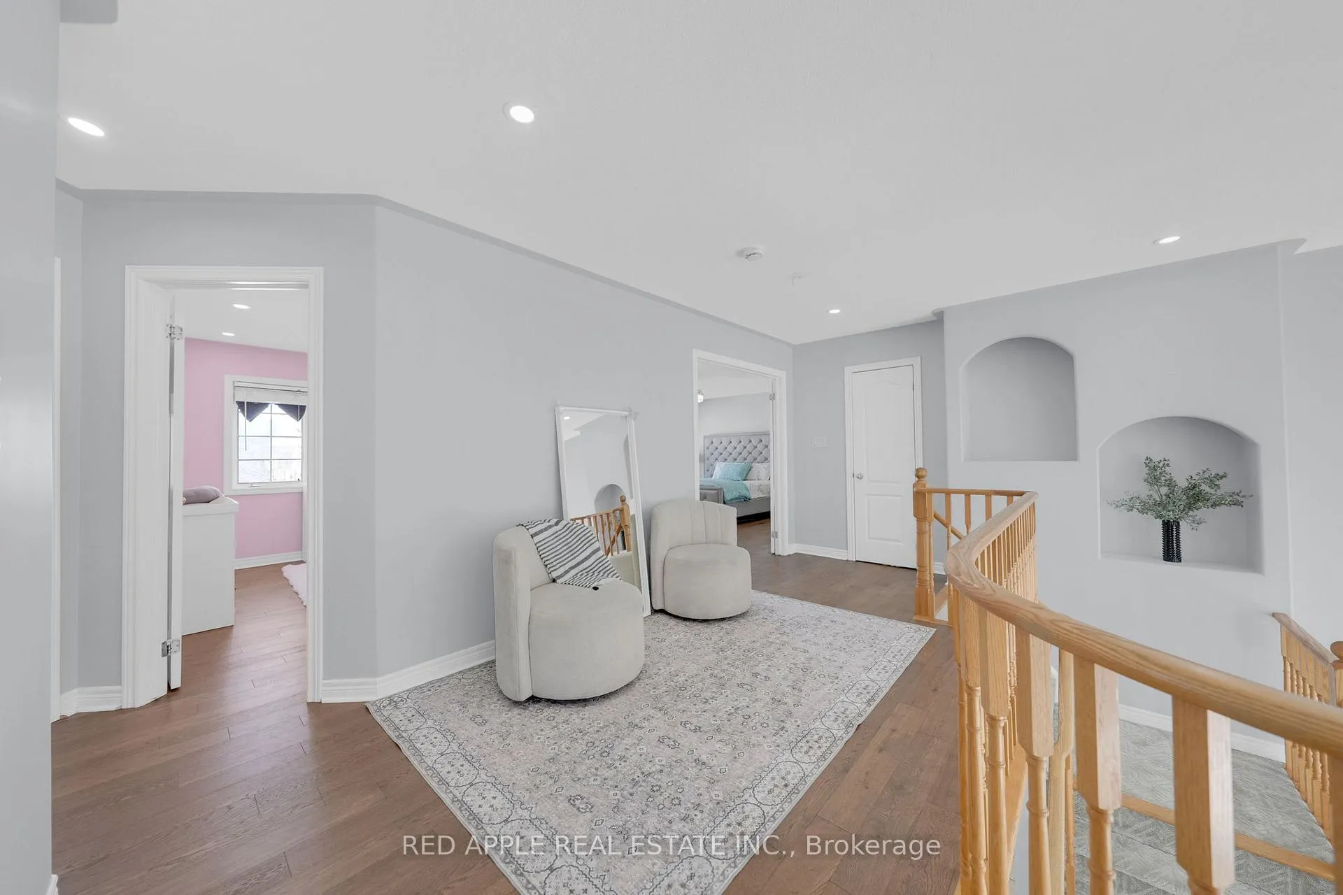 Photo 18 of 8 Strathmore Place, Barrie, Innis-Shore — HOMEH
