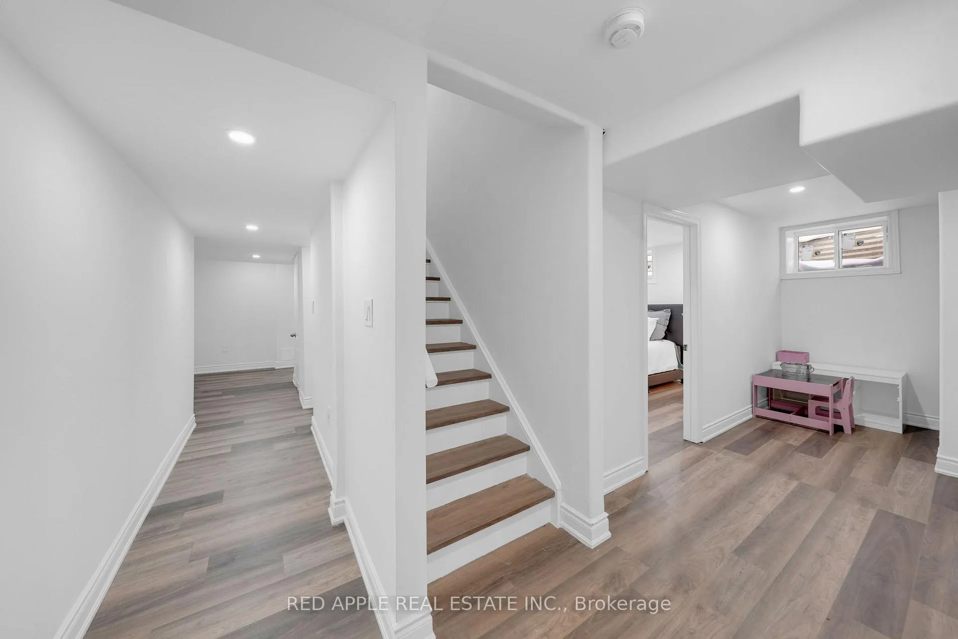 Photo 23 of 8 Strathmore Place, Barrie, Innis-Shore — HOMEH