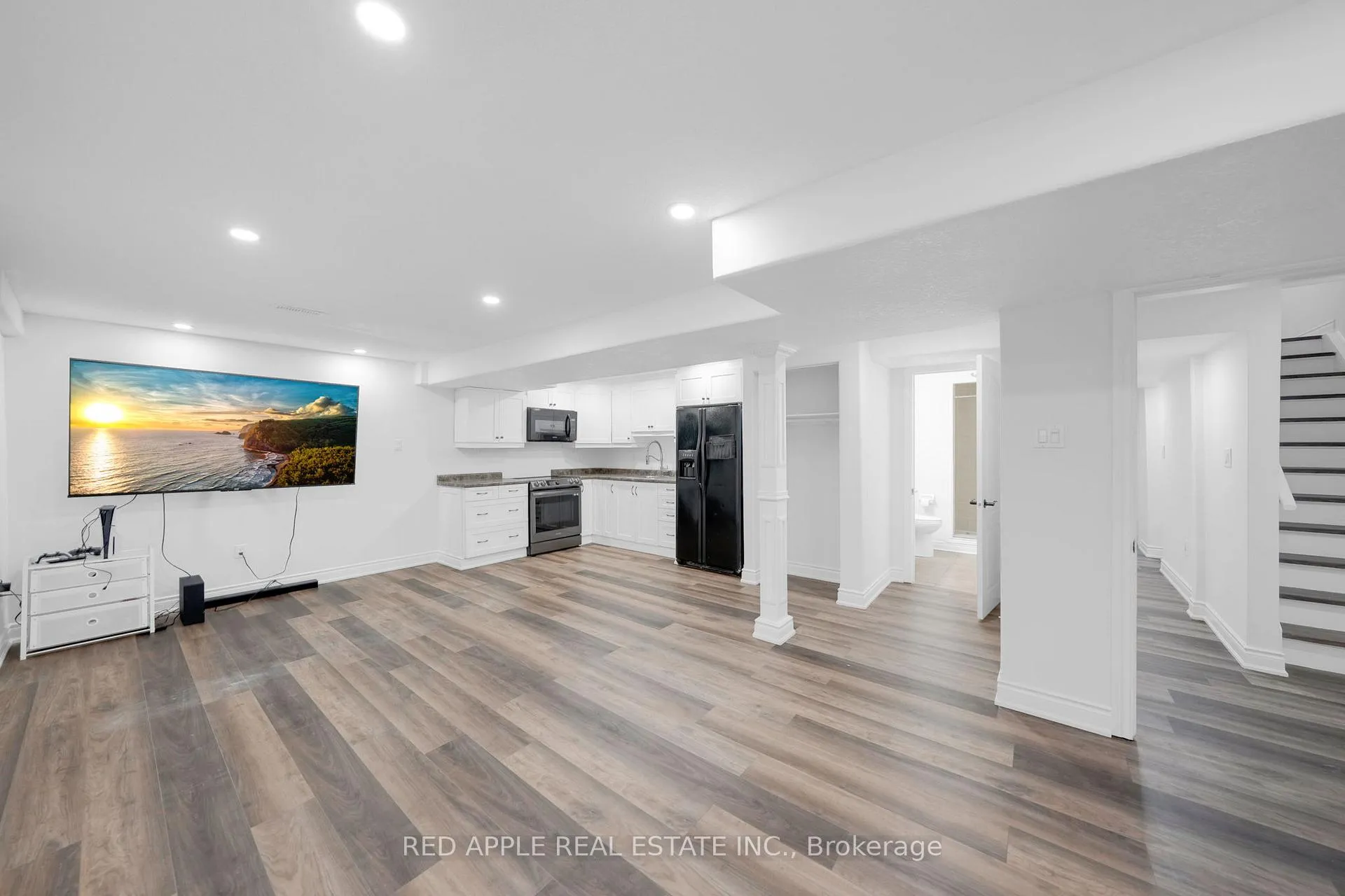 Photo 24 of 8 Strathmore Place, Barrie, Innis-Shore — HOMEH