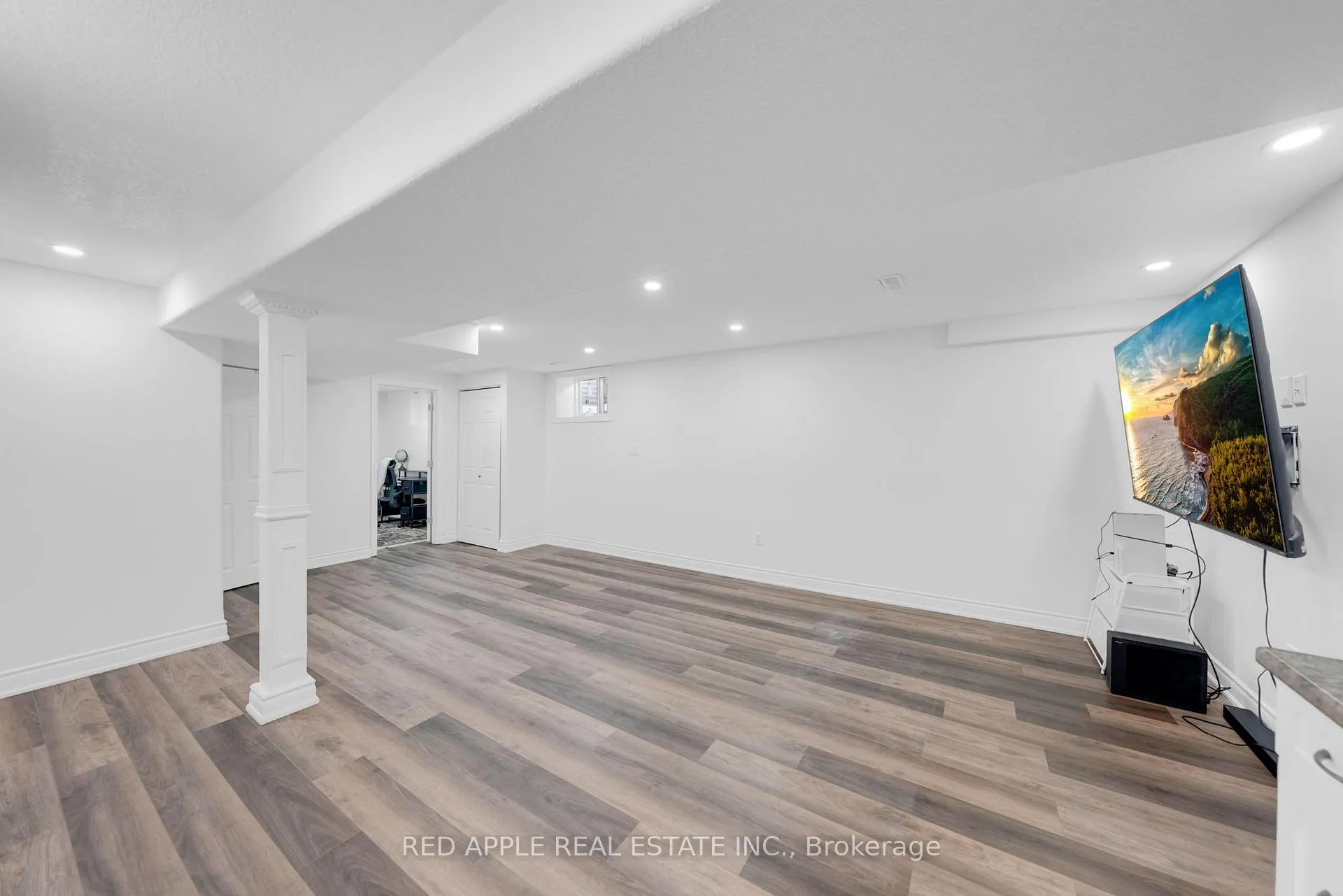 Photo 26 of 8 Strathmore Place, Barrie, Innis-Shore — HOMEH