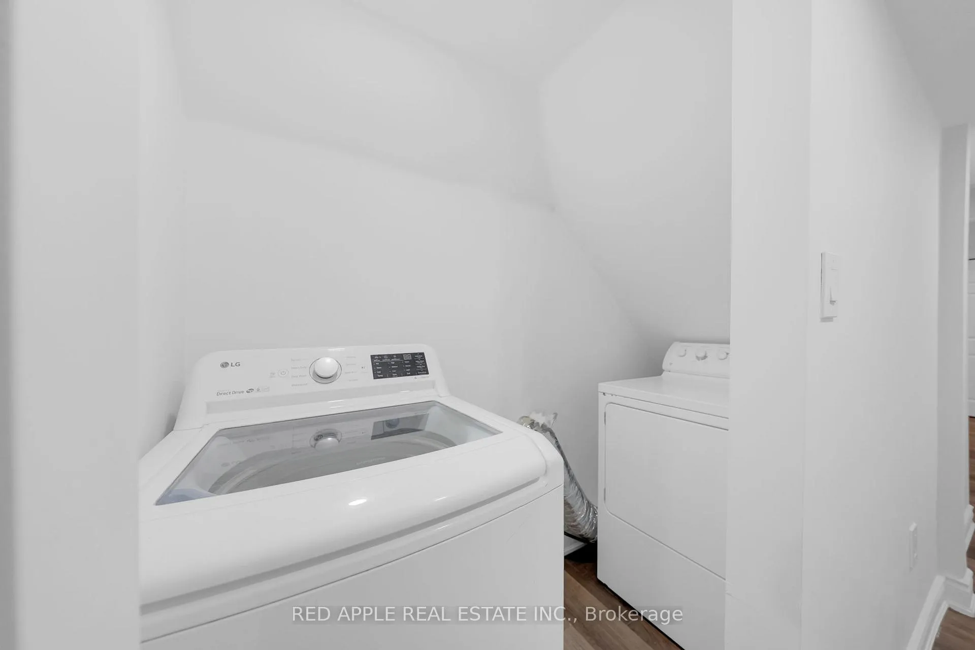 Photo 29 of 8 Strathmore Place, Barrie, Innis-Shore — HOMEH