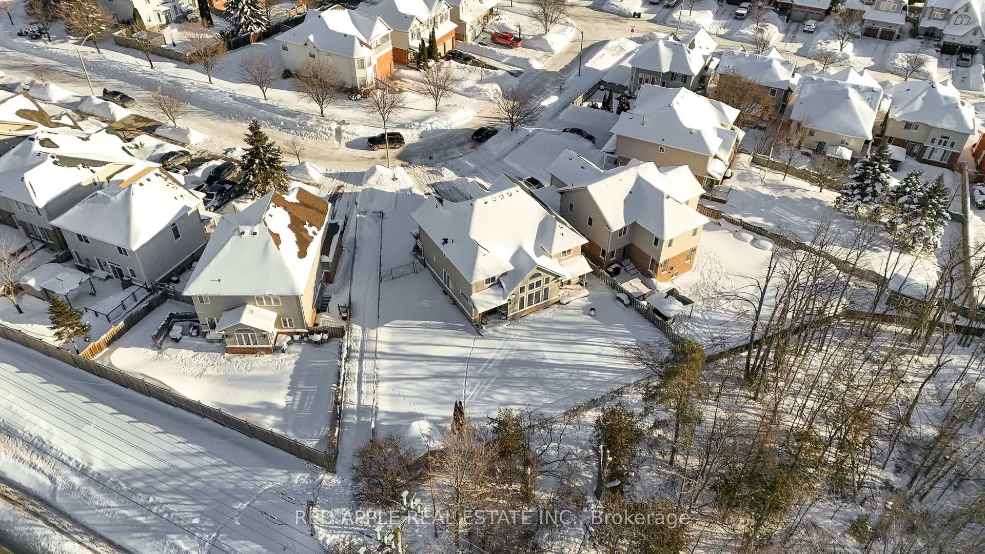 Photo 33 of 8 Strathmore Place, Barrie, Innis-Shore — HOMEH