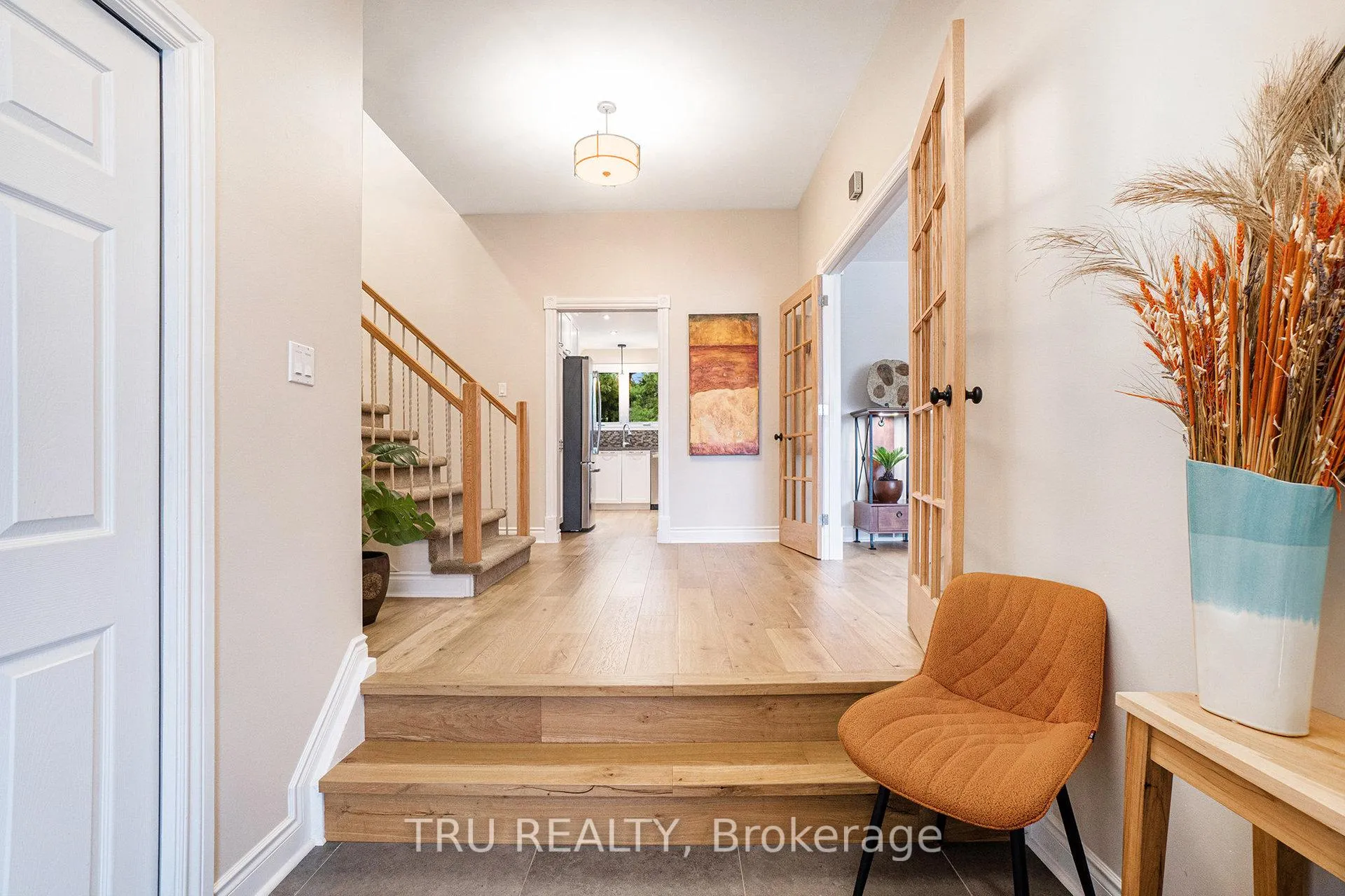 Photo 3 of 1719 Meadowview Crescent N, Ottawa, Convent Glen South — HOMEH