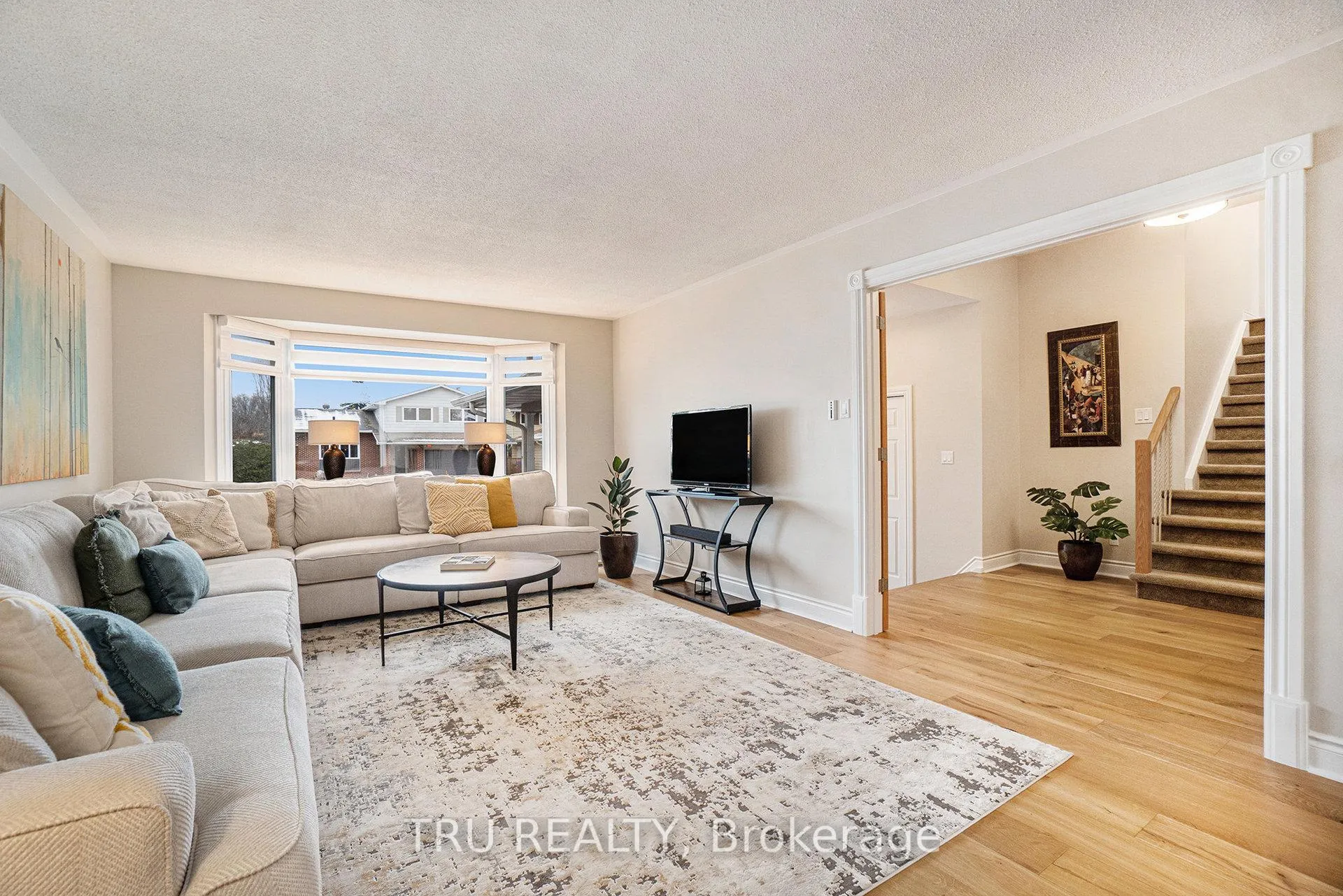 Photo 5 of 1719 Meadowview Crescent N, Ottawa, Convent Glen South — HOMEH