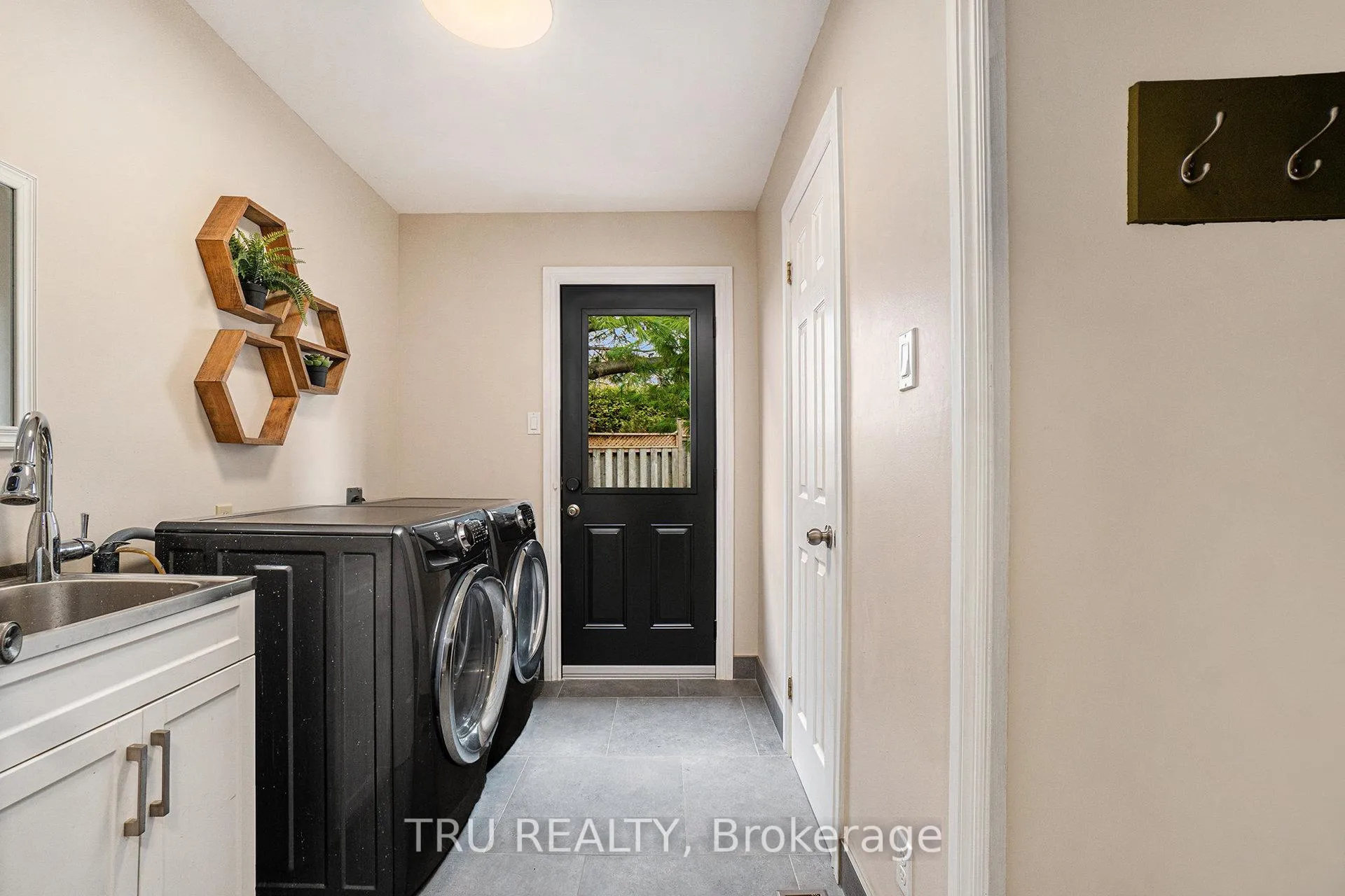 Photo 17 of 1719 Meadowview Crescent N, Ottawa, Convent Glen South — HOMEH