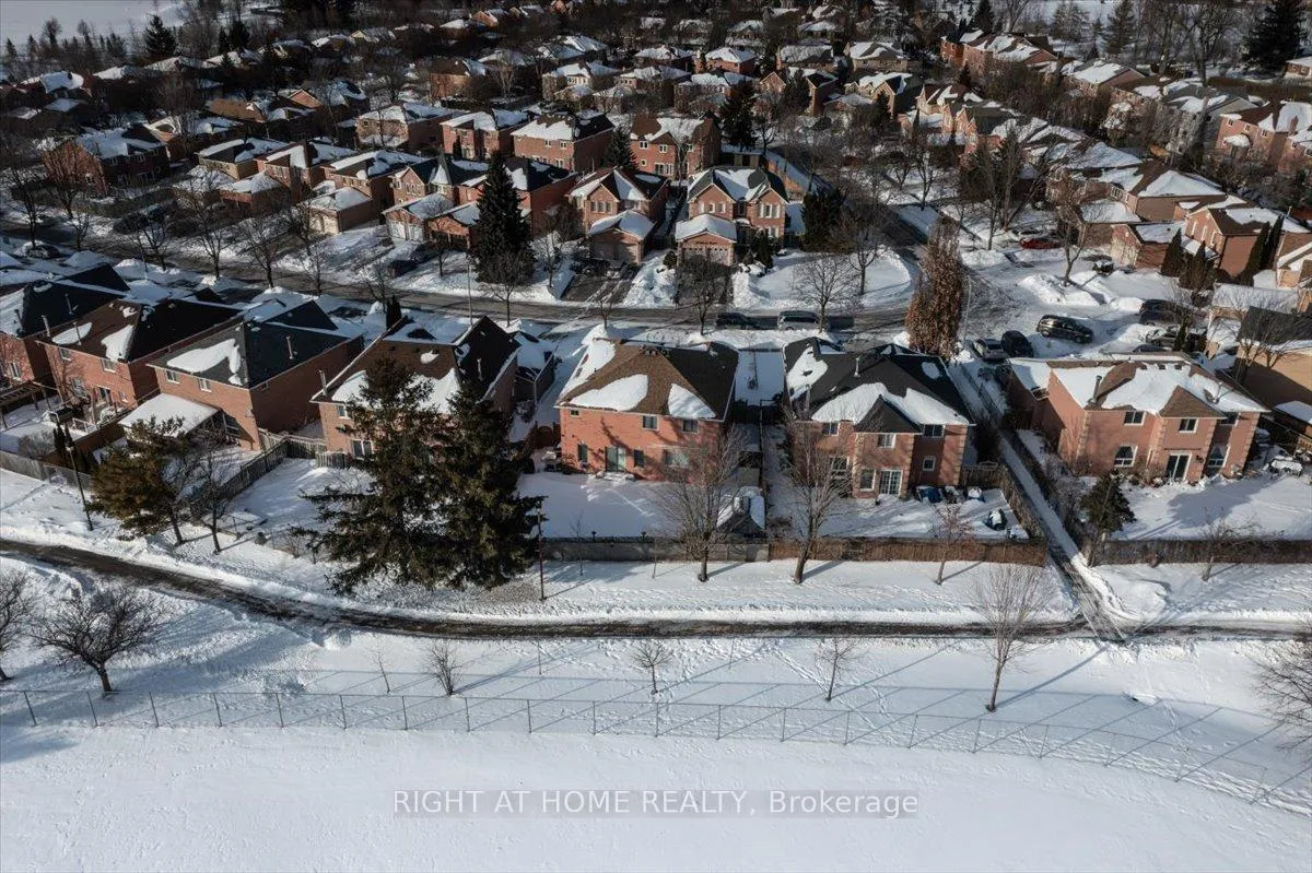 Photo 4 of 33 Willcocks Crescent, Ajax, Central — HOMEH