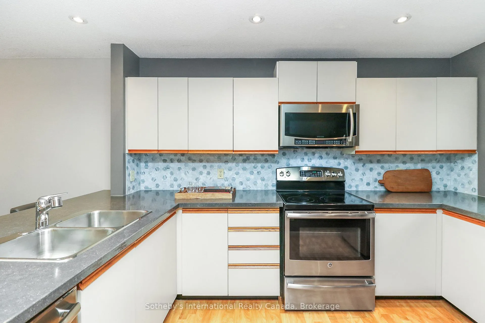 Photo 10 of 408 Mariners Way, Collingwood — HOMEH