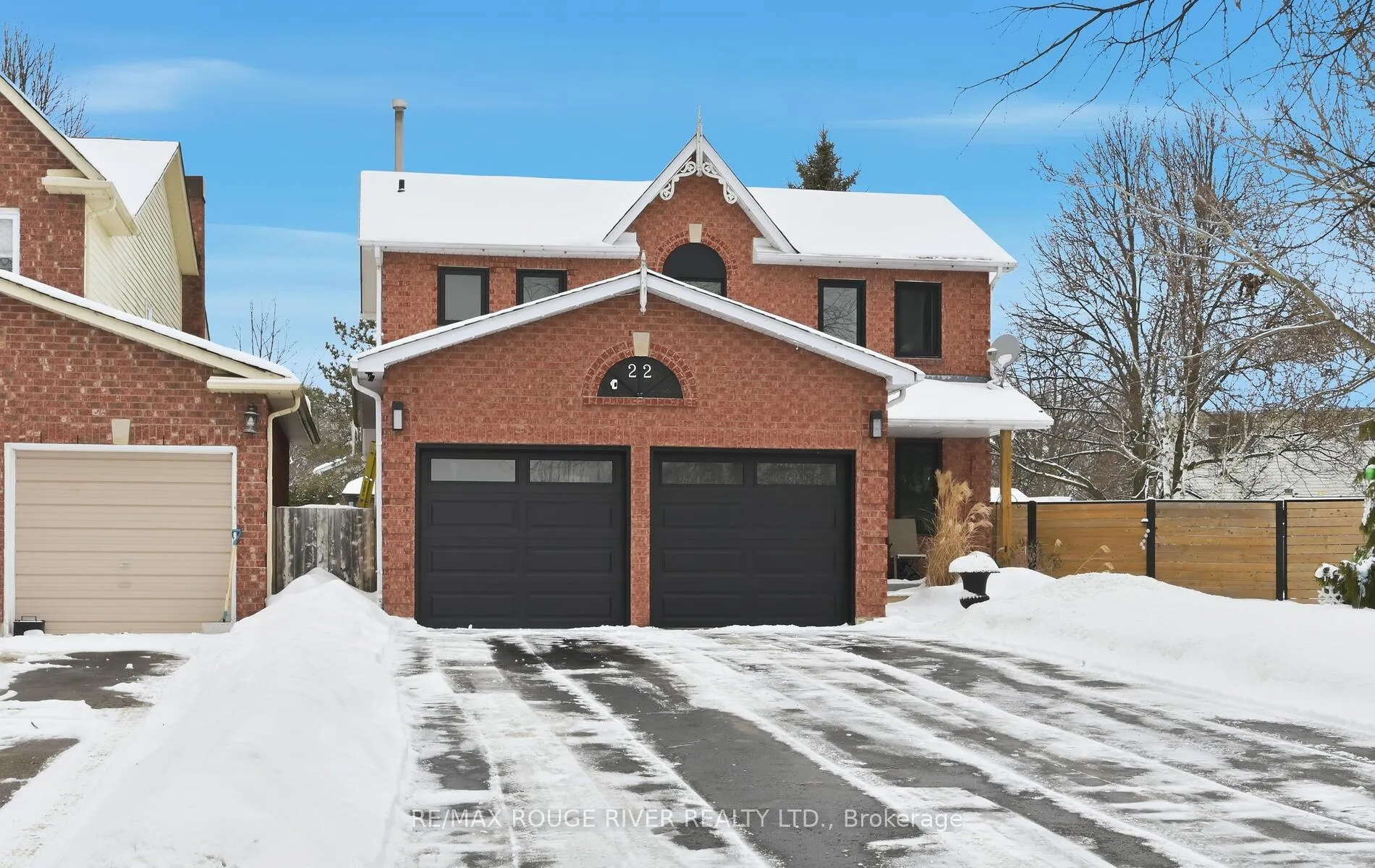 Photo 2 of 22 Royal Pines Court, Clarington, Bowmanville — HOMEH