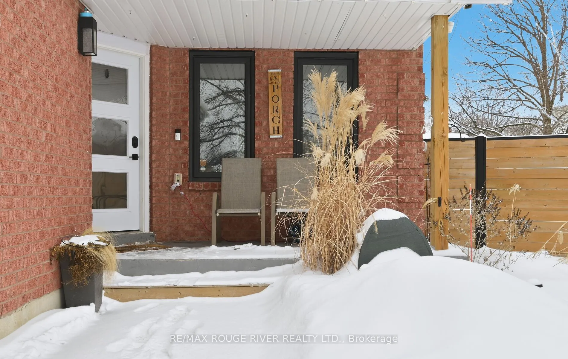 Photo 4 of 22 Royal Pines Court, Clarington, Bowmanville — HOMEH