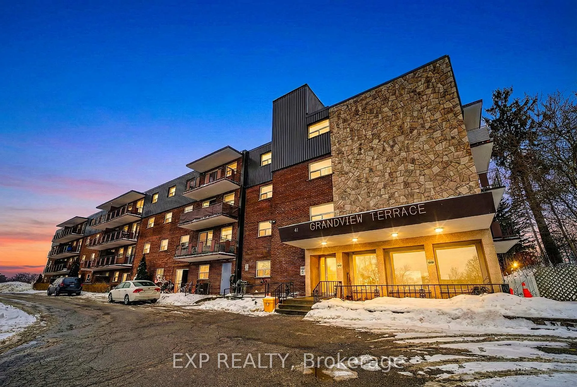 Front of Unit 419, 41 Sutherland Street W