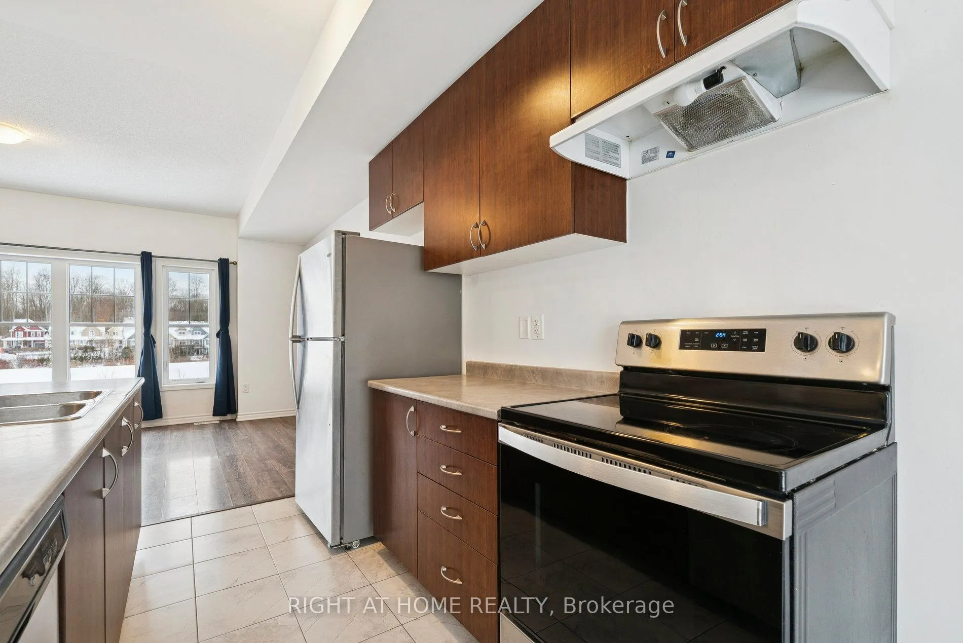 Photo 24 of 46 Village Gate Drive, Wasaga Beach — HOMEH
