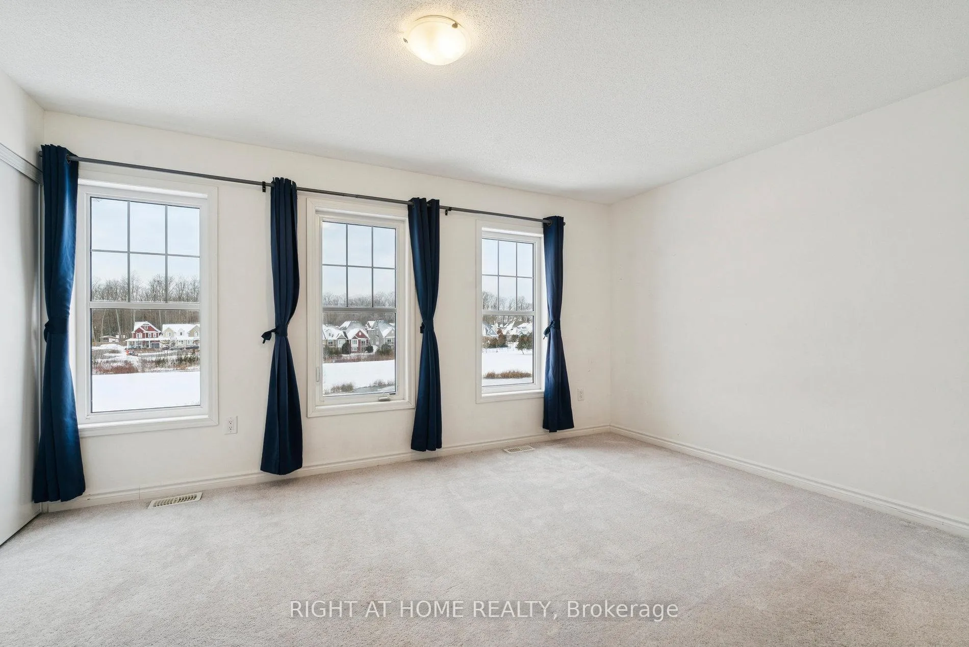Photo 32 of 46 Village Gate Drive, Wasaga Beach — HOMEH