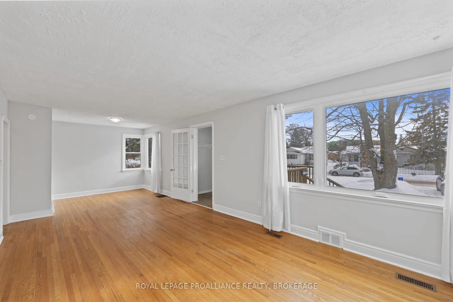 Photo 4 of 120 Hillendale Avenue, Kingston, West of Sir John A. Blvd — HOMEH