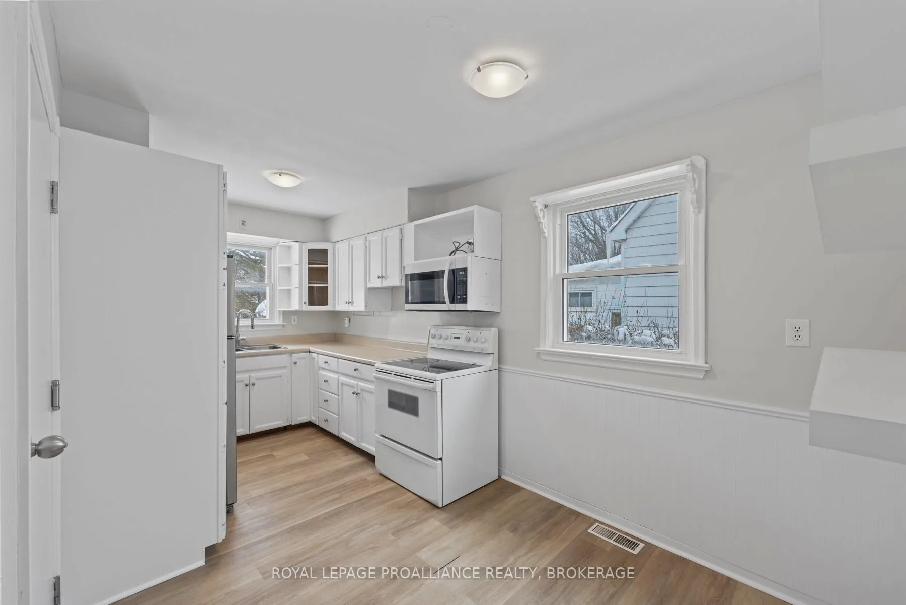 Photo 6 of 120 Hillendale Avenue, Kingston, West of Sir John A. Blvd — HOMEH