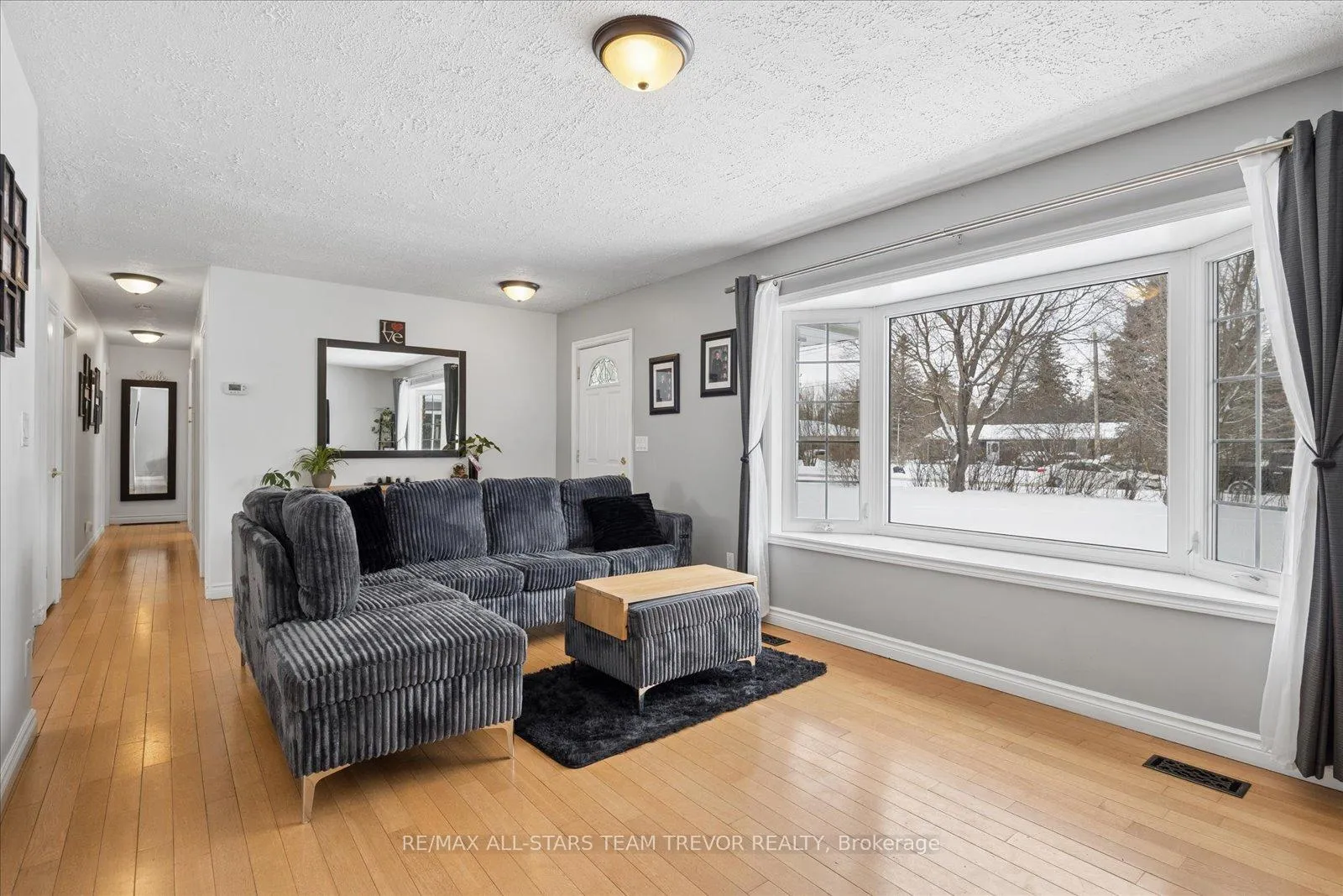 Photo 2 of 76 Brook Crescent, Georgina, Pefferlaw — HOMEH