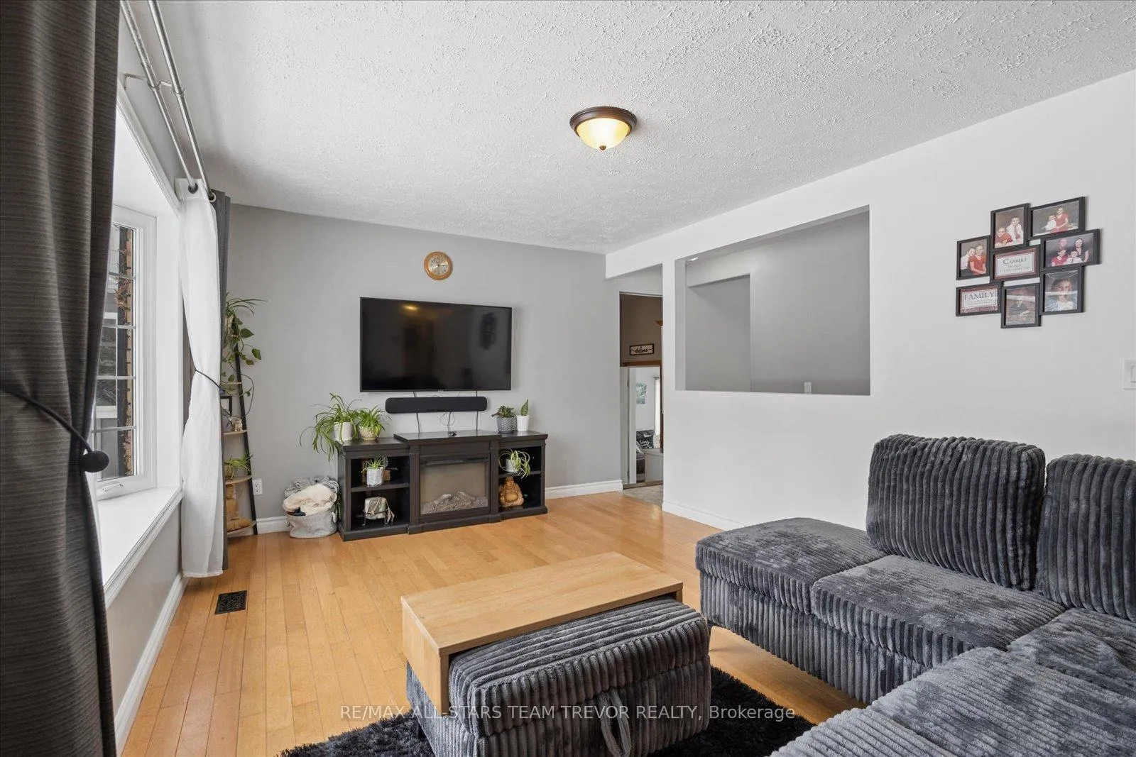 Photo 3 of 76 Brook Crescent, Georgina, Pefferlaw — HOMEH