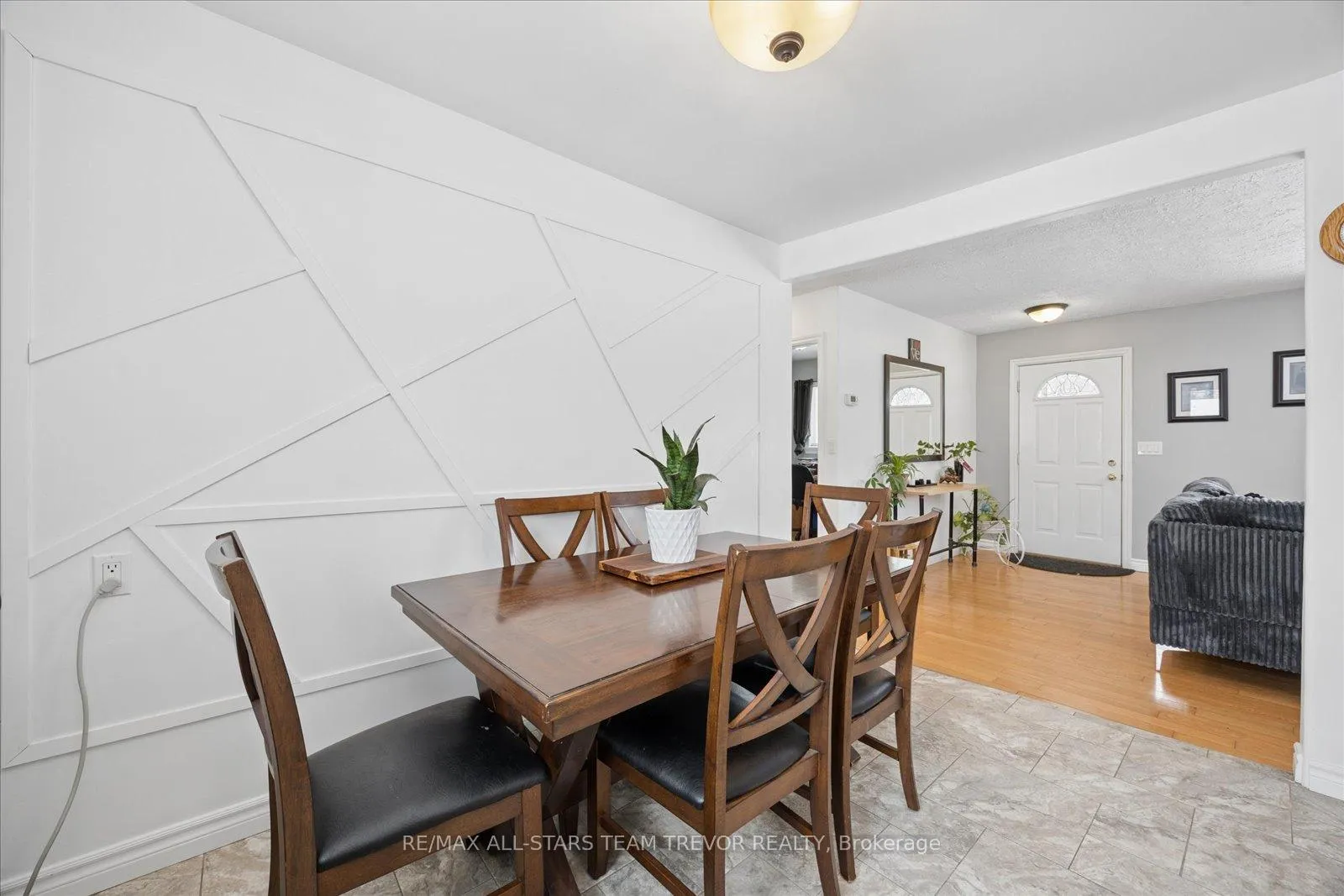 Photo 4 of 76 Brook Crescent, Georgina, Pefferlaw — HOMEH