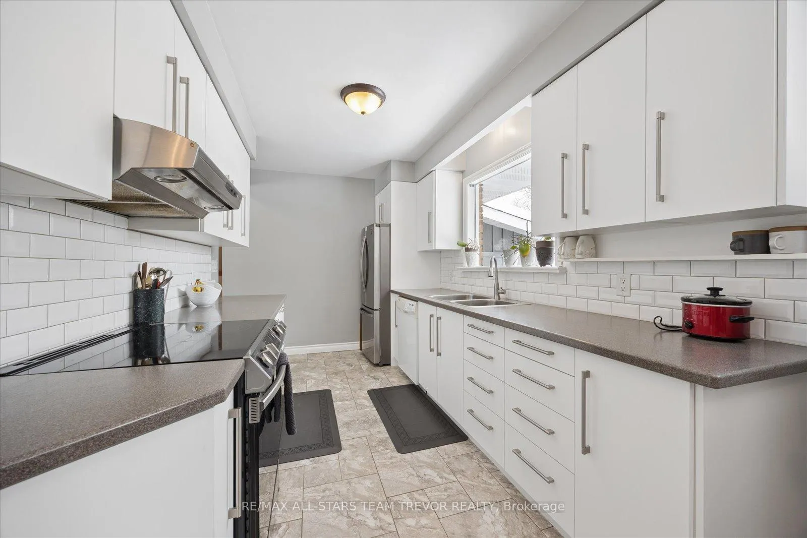 Photo 6 of 76 Brook Crescent, Georgina, Pefferlaw — HOMEH