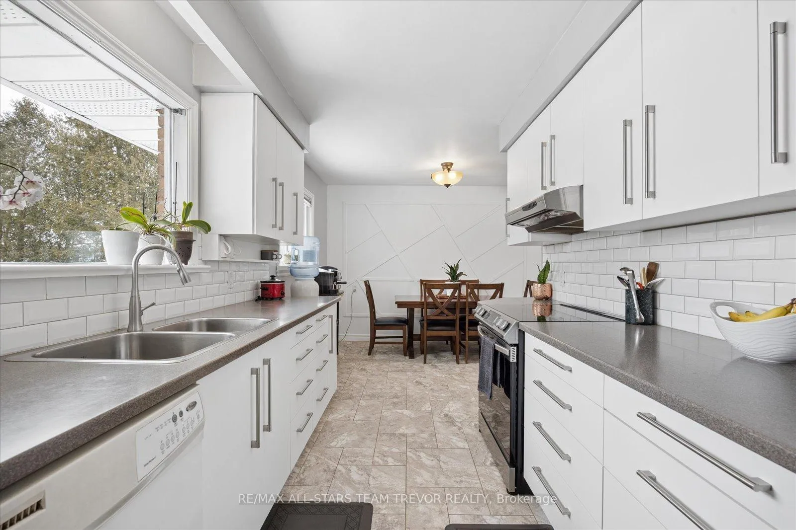 Photo 8 of 76 Brook Crescent, Georgina, Pefferlaw — HOMEH