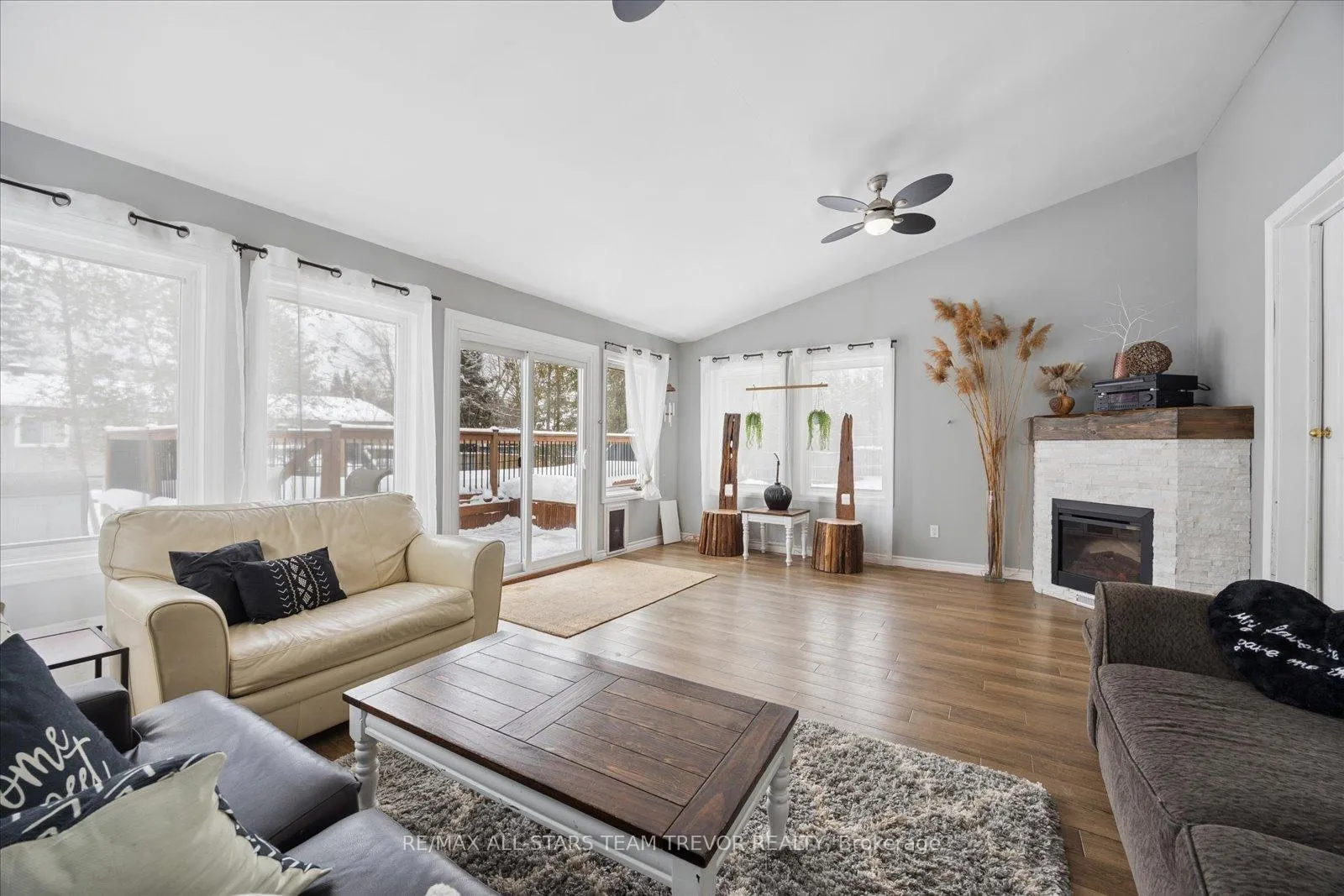 Photo 10 of 76 Brook Crescent, Georgina, Pefferlaw — HOMEH