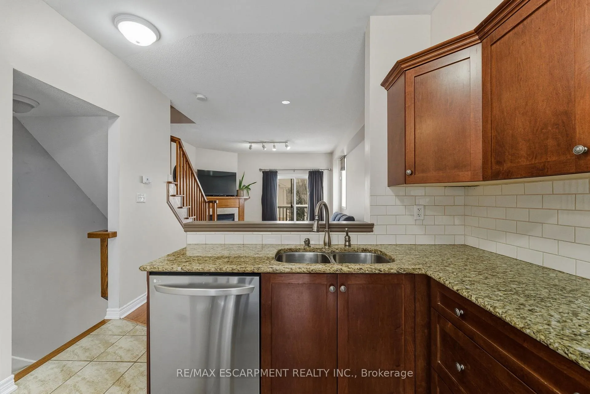 Photo 10 of 6 Chapman Lane, Hamilton, Ancaster — HOMEH