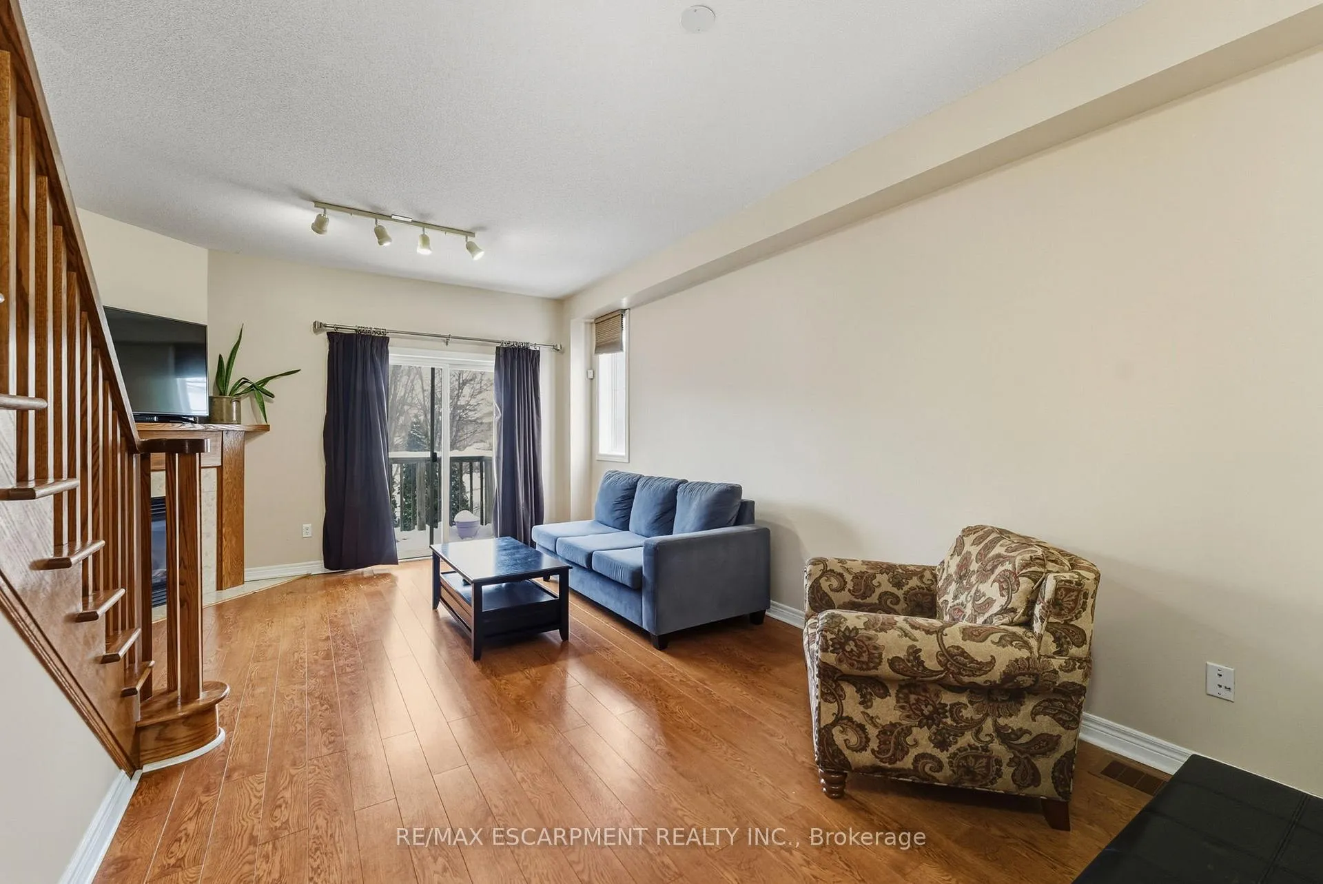 Photo 11 of 6 Chapman Lane, Hamilton, Ancaster — HOMEH