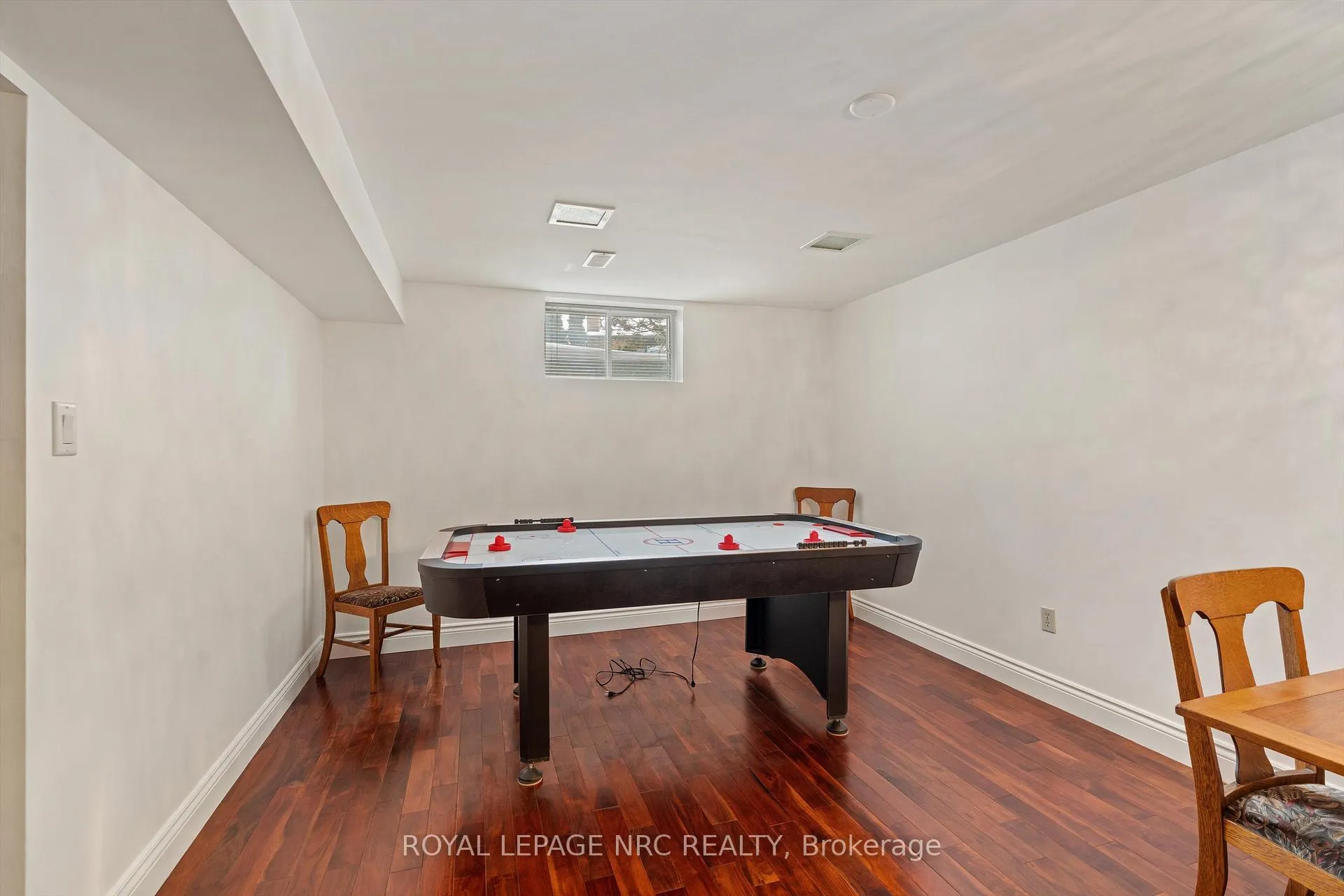Photo 35 of 57 Elena Court, Hamilton, Gurnett — HOMEH