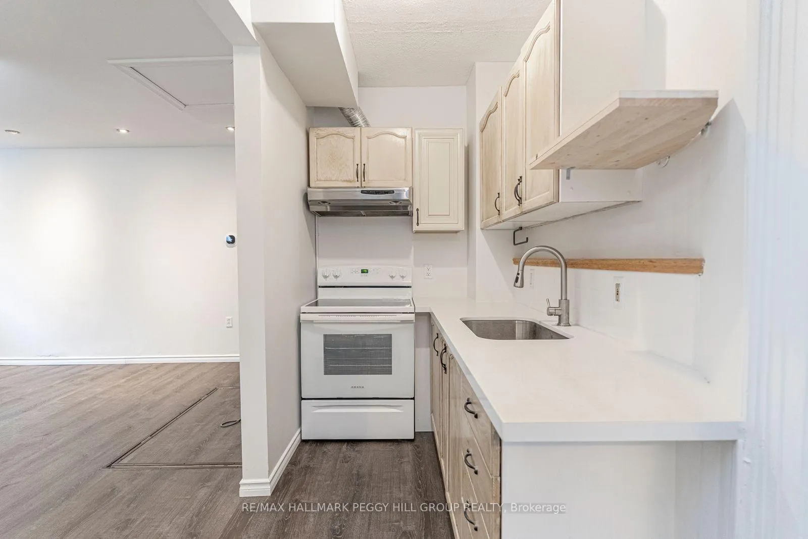Photo 7 of 28 Matchedash Street N, Orillia — HOMEH
