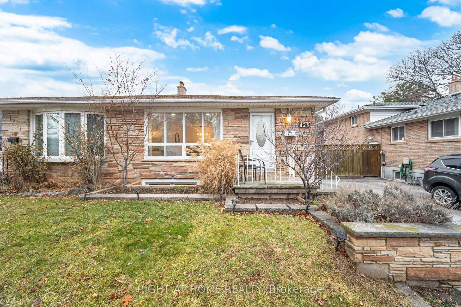 Photo 2 of 423 Melores Drive, Burlington, Appleby — HOMEH