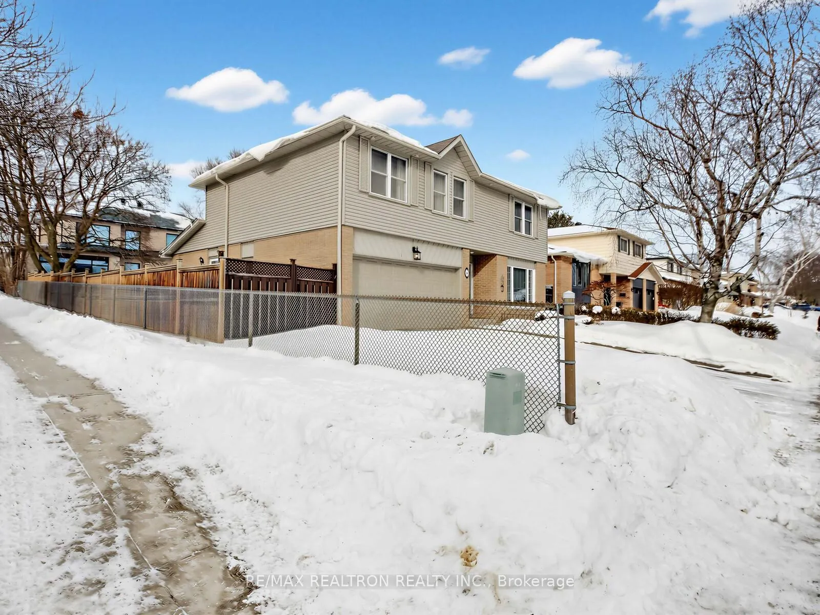 Photo 3 of 35 Sir Galahad Place, Markham, Markham Village — HOMEH