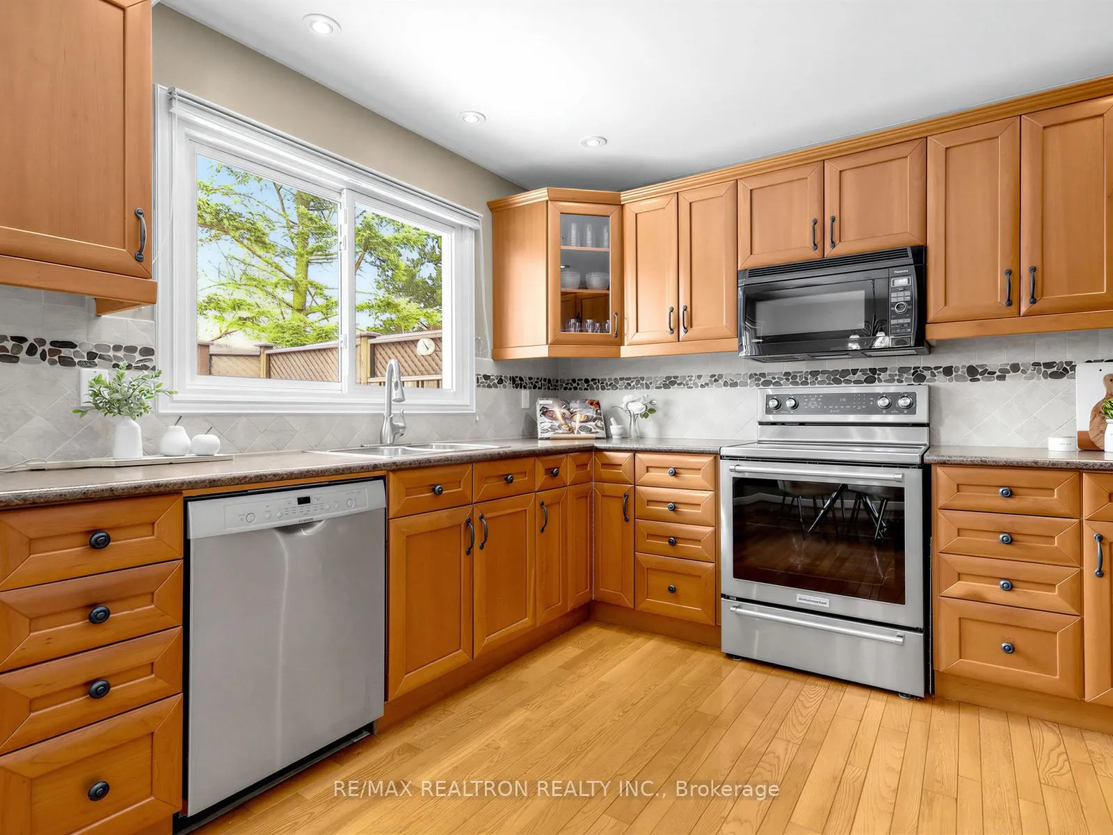 Photo 14 of 35 Sir Galahad Place, Markham, Markham Village — HOMEH