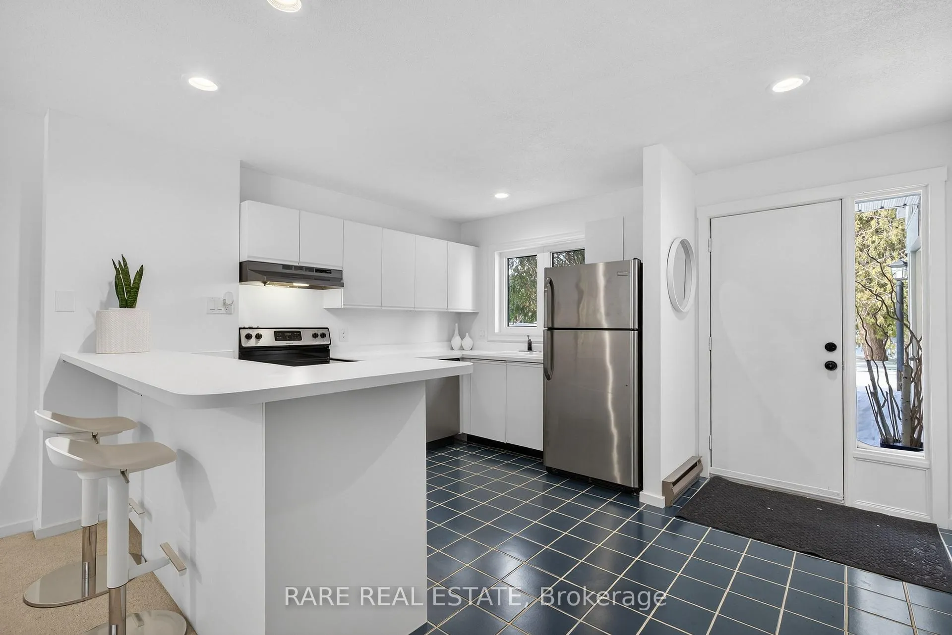 Photo 11 of 548 Oxbow Crescent, Collingwood — HOMEH