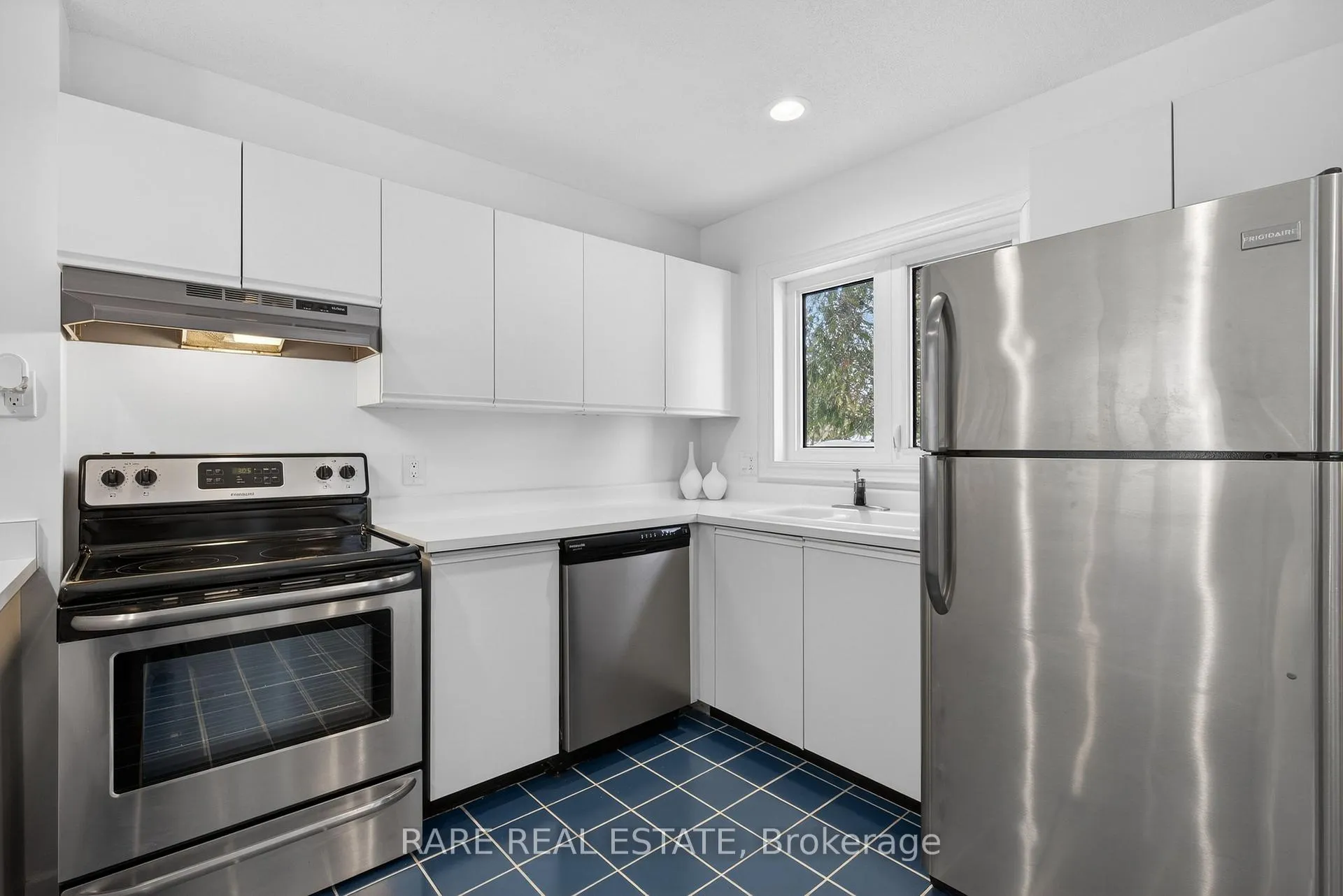Photo 13 of 548 Oxbow Crescent, Collingwood — HOMEH