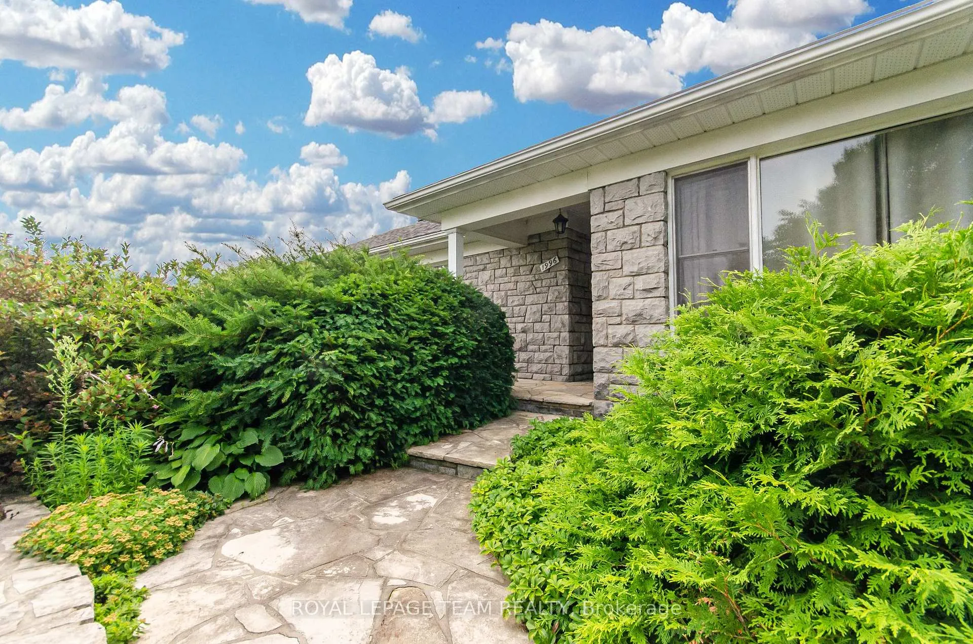Photo 1 of 1996 Cedar Lane Terrace, Ottawa, McKellar Heights/Glabar Park — HOMEH