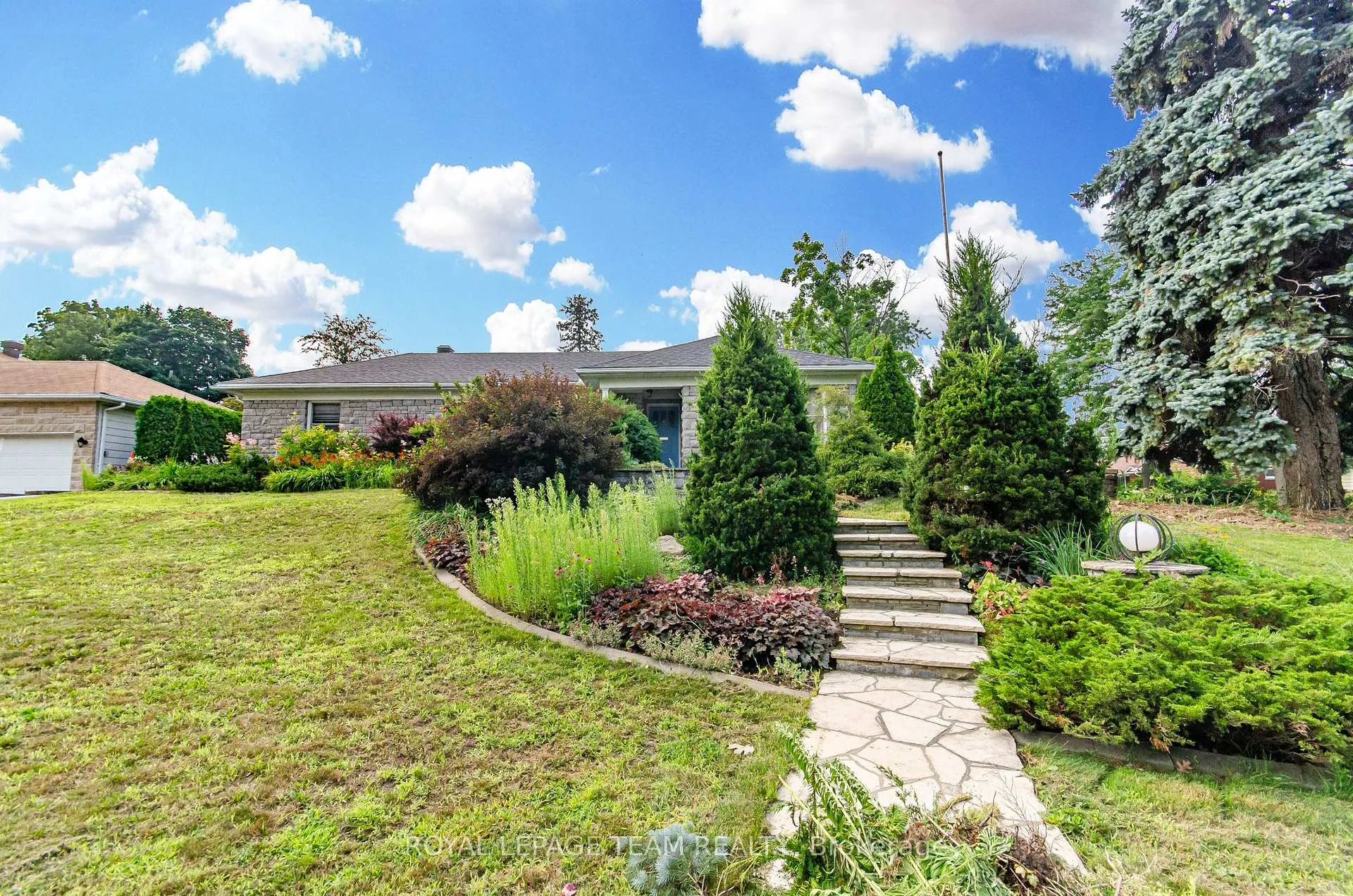 Photo 2 of 1996 Cedar Lane Terrace, Ottawa, McKellar Heights/Glabar Park — HOMEH