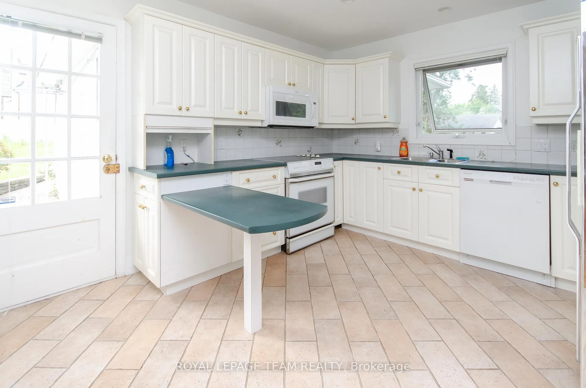 Photo 13 of 1996 Cedar Lane Terrace, Ottawa, McKellar Heights/Glabar Park — HOMEH