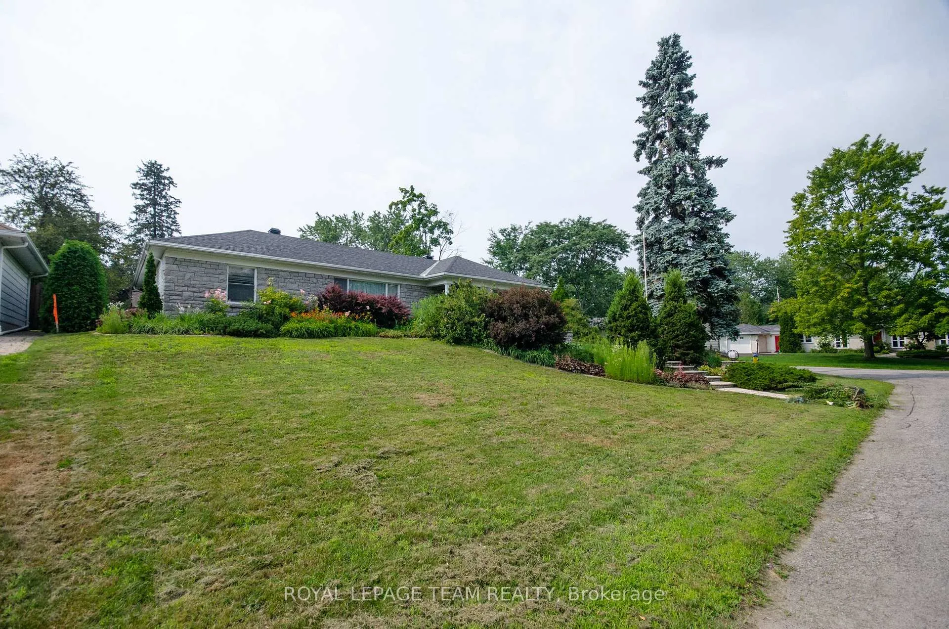 Photo 18 of 1996 Cedar Lane Terrace, Ottawa, McKellar Heights/Glabar Park — HOMEH